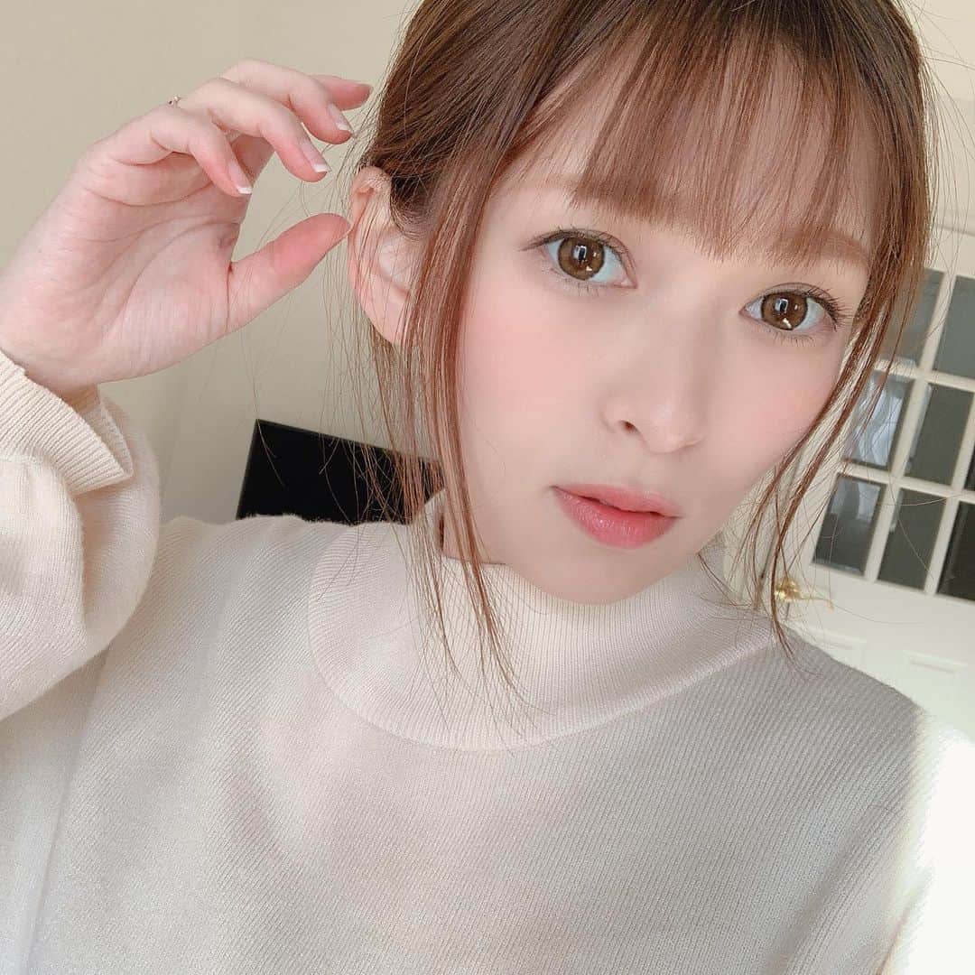 町田亜里香のインスタグラム：「数日ぶりにメイクしたよ💄♡ お休みの日はメイクしようしようと 思いながらだらだら過ごして、 昨日はメイクしたけど、 今日はすっぴんで買い物行ったよん。 結果めんどくさがり発動😱⭐︎ 毎日メイクして、いつも キラキラ可愛い女子でいられる皆んなが 羨ましい😑😑😑😑 どうしたら毎日可愛くいられるの？。笑 . . #干物女 #干物 #めんどくさがり  #メイク #ママメイク #まま #ママ  #2児ママ #小学生ママ」