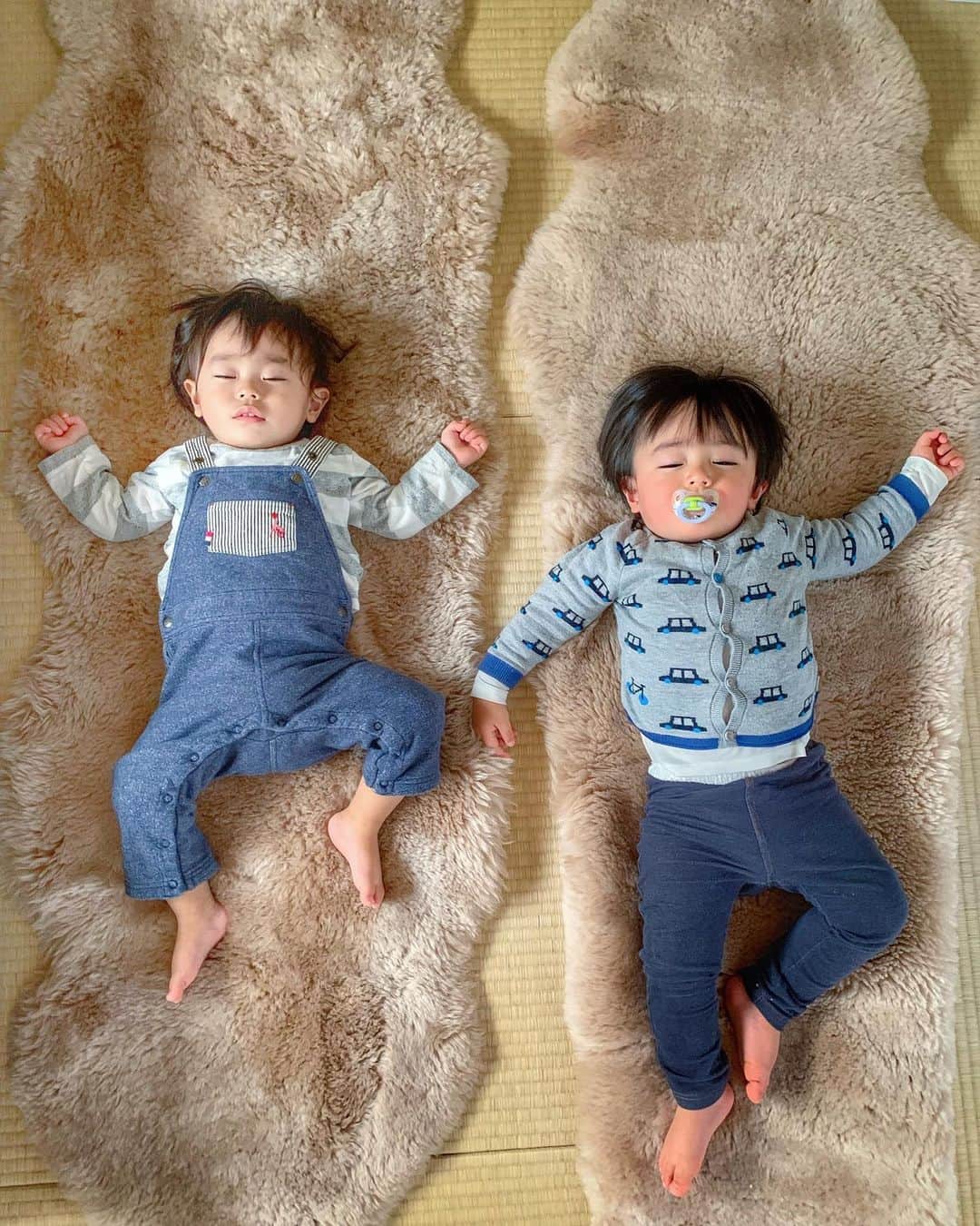 日下部ゆいこさんのインスタグラム写真 - (日下部ゆいこInstagram)「. . 4月生まれのれおくん。 6月生まれの息子。 . . サイズ感ね。 . . 息子よ。 カーディガンはち切れそうだよ。 . . . おやすみなさい。 . . . #手足のサイズも #息子#男の子#1歳#寝顔」12月15日 22時37分 - yuiko_kusakabe