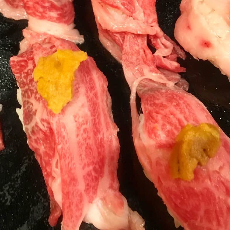 hanatsubaki029のインスタグラム：「単品でオススメの肉寿司です🥩❤️ お客様のお好みで炙らせていただきます！ .  #花椿#個室#和食#洋食#お造り#舟盛り#鮮やか#大阪#イーマ#映画館#instagood #instafood #photography#photooftheday #鯛めし#ランチ#ママ会#歓送迎会#女子会#日本酒#赤玉パンチ#神泡」