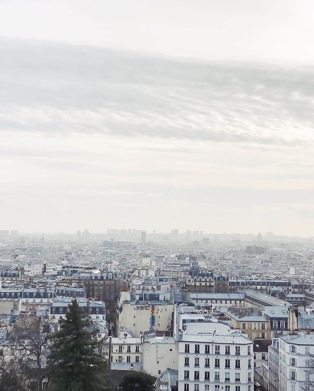 高山都さんのインスタグラム写真 - (高山都Instagram)「クリニャンクールの蚤の市からの帰り道、サクレクール寺院へ。 並んでたから、外観だけ。 そして、旅のあるある。 ひとりだと、写真が難しい。 マダムたちを撮ってあげたら、撮ってくれた。(上手) モンマルトルの丘からの眺めは、思わず声が出たほど、パリの街を見渡せる気持ちのいい見晴らしでした。 とにかく、今日はよく歩いてる！戦利品もたくさん！ 蚤の市で買ったものたちは、また改めて紹介します。 ちなみに、今日行ったエリアは治安が良くないので、絶対スリにあわないように、いつもに増して気をつけてた。 バッグはコートの中にかけて、しっかり手で押さえて。 ケータイやカメラも必要な時だけ出す。 歩くときは、前見てしっかり強気で。笑 当たり前のことかもだけど、大事なことなんだなーと実感。 #都の旅の記録　#都ふく　#ベレー帽」12月15日 22時45分 - miyare38