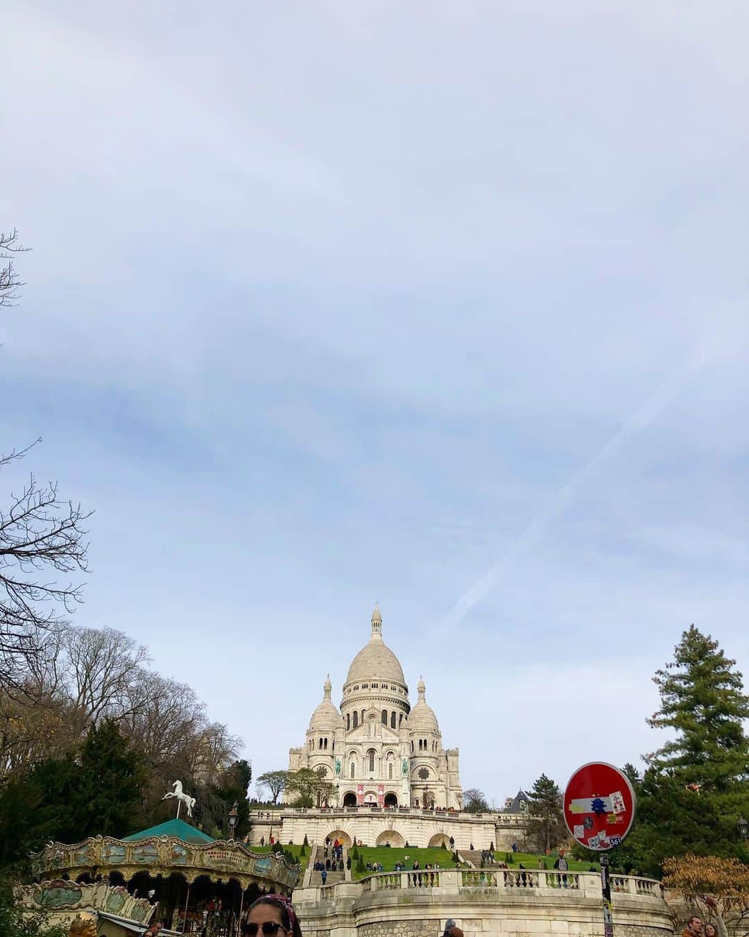 高山都さんのインスタグラム写真 - (高山都Instagram)「クリニャンクールの蚤の市からの帰り道、サクレクール寺院へ。 並んでたから、外観だけ。 そして、旅のあるある。 ひとりだと、写真が難しい。 マダムたちを撮ってあげたら、撮ってくれた。(上手) モンマルトルの丘からの眺めは、思わず声が出たほど、パリの街を見渡せる気持ちのいい見晴らしでした。 とにかく、今日はよく歩いてる！戦利品もたくさん！ 蚤の市で買ったものたちは、また改めて紹介します。 ちなみに、今日行ったエリアは治安が良くないので、絶対スリにあわないように、いつもに増して気をつけてた。 バッグはコートの中にかけて、しっかり手で押さえて。 ケータイやカメラも必要な時だけ出す。 歩くときは、前見てしっかり強気で。笑 当たり前のことかもだけど、大事なことなんだなーと実感。 #都の旅の記録　#都ふく　#ベレー帽」12月15日 22時45分 - miyare38