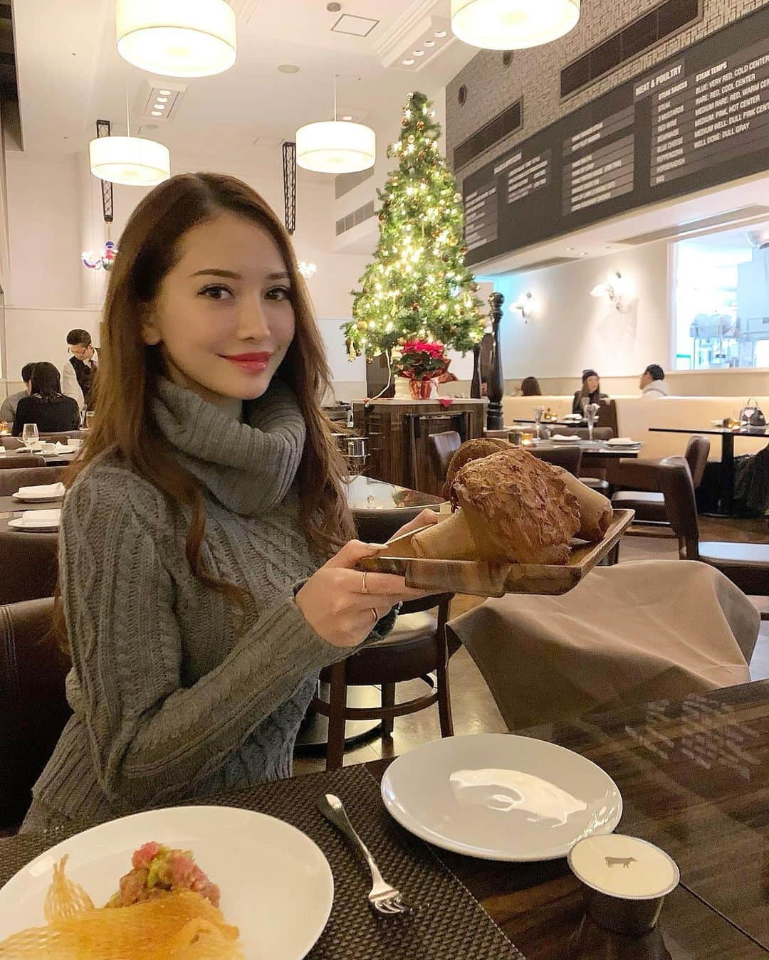 伊東亜梨沙さんのインスタグラム写真 - (伊東亜梨沙Instagram)「BLTのこのパンがダイスキなんですよ🍞 人のも横取りして2つ食べた🤣ww . 食べ過ぎて重たいお腹を抱えつつソファで横たわりながらテレビを見てるそんな日曜夜🎄☃️❤️ . . #blt #bltsteak #bltステーキ #steak #ステーキ #🥩 #roppongi #六本木 #ありログ #東京グルメ #tokyogouroumet #christmas #christmastree #クリスマスツリー #🎄」12月15日 22時48分 - arisa__917m