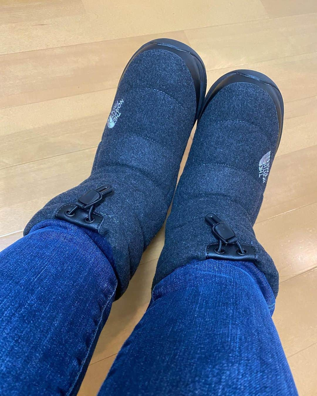 興梠友理さんのインスタグラム写真 - (興梠友理Instagram)「【THE NORTH FACE】 Nuptse Bootie Wool V ヌプシブーティーウールV（ユニセックス） ・ ちょっと早い誕生日プレゼント貰った🎁 誕生日は来月だけどwww ・ 初代ヌプシは何年も愛用しすぎてボロボロだから、全く同じものをおねだりしちゃった🤣 ・ 早速たくさん履かせてもらいます💕 ・ Thank you @kurara.4645 😘 ・ #tnenorthface #nuptsebootie #nupsebootiewool #ザノースフェイス #ヌプシブーティー #ヌプシブーティ #ヌプシブーティーウール #ヌプシブーティウール」12月15日 22時54分 - yuri_rogi