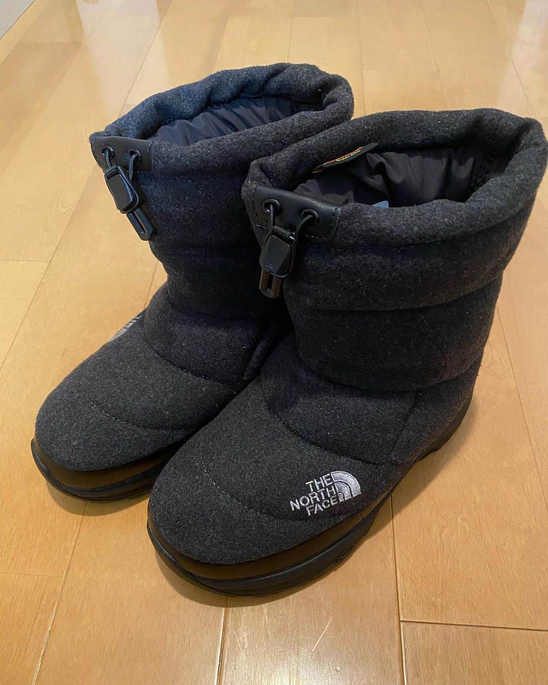 興梠友理のインスタグラム：「【THE NORTH FACE】 Nuptse Bootie Wool V ヌプシブーティーウールV（ユニセックス） ・ ちょっと早い誕生日プレゼント貰った🎁 誕生日は来月だけどwww ・ 初代ヌプシは何年も愛用しすぎてボロボロだから、全く同じものをおねだりしちゃった🤣 ・ 早速たくさん履かせてもらいます💕 ・ Thank you @kurara.4645 😘 ・ #tnenorthface #nuptsebootie #nupsebootiewool #ザノースフェイス #ヌプシブーティー #ヌプシブーティ #ヌプシブーティーウール #ヌプシブーティウール」