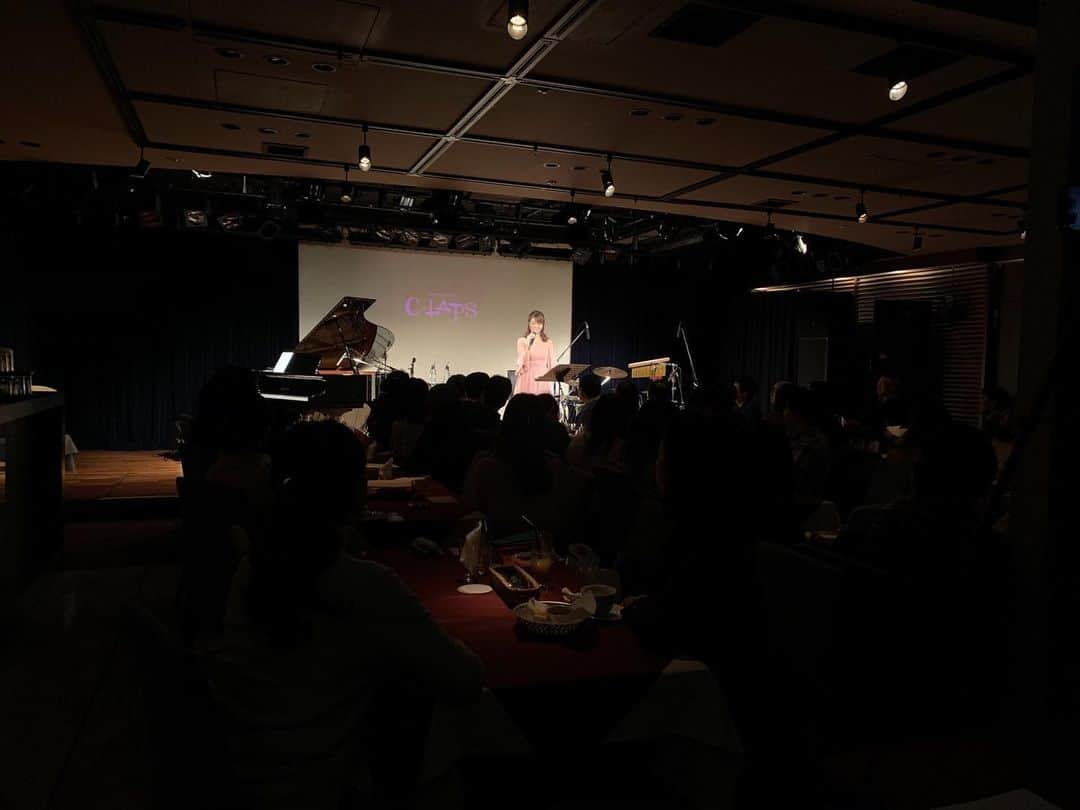 若井久美子さんのインスタグラム写真 - (若井久美子Instagram)「クリスマスコンサート🎄 お越しくださった皆さま、ありがとうございました。 本当に沢山のお客様にお越しいただき、改めて私は最高に幸せ者だと思いました.. ゲストの綿引さやかちゃん、ピアニスト久保紗央里ちゃん、パーカスの鎌田崇己くん、六本木クラップスの皆様にも心から感謝します。  #綿引さやか #若井久美子 #久保沙央里 #鎌田崇己 #ソロコンサート #クリスマスコンサート #六本木クラップス」12月15日 22時55分 - wakai_kumiko