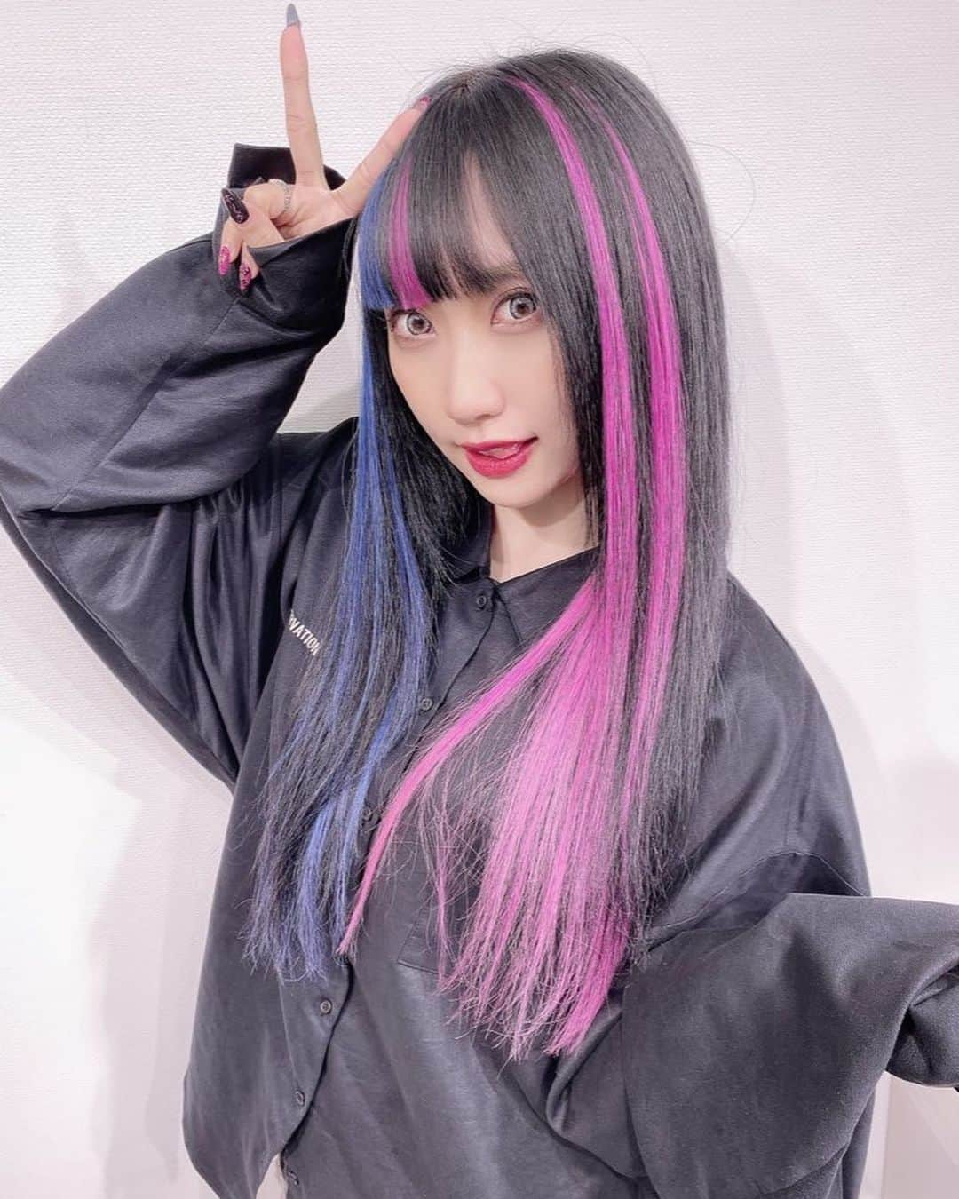 シイナナルミさんのインスタグラム写真 - (シイナナルミInstagram)「* ﻿ ﻿ NEWHAIR💙💖﻿ ﻿ 期間限定でロング復活❕❕❕﻿ ﻿ インナーカラーと横髪にメッシュ﻿ いれてもらった🐹﻿ ﻿ ロングのが派手髪感出て可愛いよね😍😍﻿ たまにはよきだね〜◎﻿ ﻿ 今月めっちゃLapis行ってる気がするww﻿ いつも急に予約いれてるのに﻿ 対応してくれてるこうきくん😭😭﻿ ありがとうございます‪o(>_<)o♡♡♡‬﻿ ﻿ サイン入り #すきぴホリック と #自己化け ﻿ 置いてあるのでぜひLapis池袋✂️﻿ ﻿ 行ってみてね〜💋﻿ カクテルトリートメントおすすめ🍣‼️﻿ ﻿ ﻿ *﻿ ﻿ ﻿#ピンクメッシュ #派手髪 #青髪 #ピンク髪 #美容院 #エクステ #シールエクステ #青メッシュ #ネイビー #メッシュ #Lapis #lapis池袋 #シイナナルミ #自己化け」12月15日 22時59分 - narumin_chan