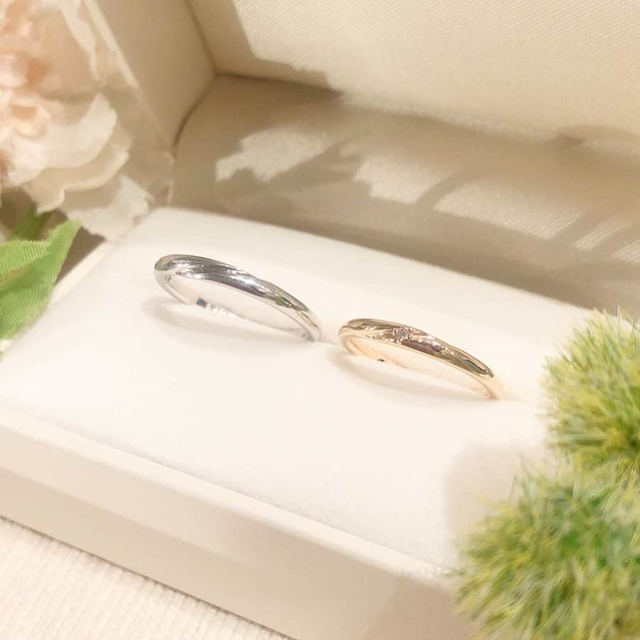 JKプラネット銀座.表参道.福岡|結婚指輪セレクトショップさんのインスタグラム写真 - (JKプラネット銀座.表参道.福岡|結婚指輪セレクトショップInstagram)「💍 @jkplanet.jewelry 【RosettE −ロゼット− 】 リング名: DESTINATION-目的地- 「苦しいときもつらいときも、ふたりの大切な想 いを守りながら」 . 「いつか見つけた家の裏の小さな洞窟。ここはふたりの安らぎの場所」とイメージされたデザインのリングです✨  真ん中にひかれたラインを洞穴をイメージしており、lady’sのダイヤモンドは様々な困難に立ち向かってきたおふたり、いま辿り着いたおふたりの安らぎの場所。 これから過ごしていく当たり前の毎日の中で小さな幸せが沢山見つけられますように・・・ プラチナ・ゴールド・などお好みの色（金属素材）を選んでオーダーいただけます。 @jkplanet.jewelry ⇩JKPlanet  SHOP LIST⇩ 銀座本店・表参道店・横浜元町店・福岡天神店・熊本上通店・宮崎橘通り店・鹿児島天文館店 . #JKPlanet #JKプラネット #結婚指輪のセレクトショップ #ロゼット #婚約指輪 #エンゲージリング #結婚指輪 #結婚指輪💍 #婚約指輪💍 #婚約指輪探し #結婚指輪探し #東京花嫁 #福岡花嫁 #マリッジリング #エンゲージ #マリッジ #リング #プロポーズ #プレ花嫁 #銀座結婚指輪 #表参道結婚指輪 #原宿結婚指輪 #福岡結婚指輪 #天神結婚指輪 # 熊本結婚指輪 #宮崎結婚指輪 #鹿児島結婚指輪  #結婚對戒 #結婚戒指 #結婚指輪探し #結婚指輪探し　#weddingring」12月15日 23時09分 - jkplanet.jewelry