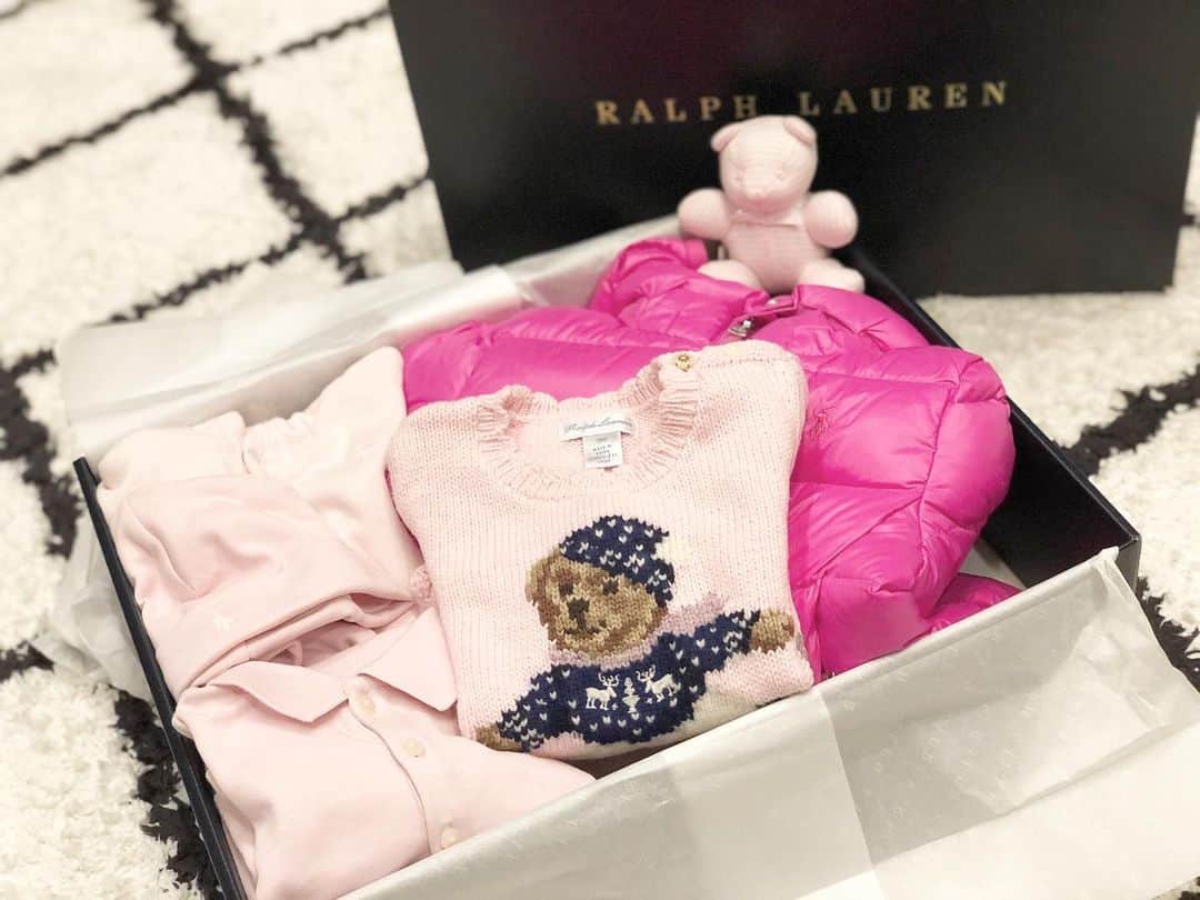 のインスタグラム：「お義父さん、お義母さんからクリスマスプレゼント🎁🎄 ありがとうございます😊  開けた瞬間、可愛いーっと声が出ちゃいました😍💕 @poloralphlauren  これを娘に着せて帰省する日が楽しみです👶  #クリスマスプレゼント #ラルフローレン #ポロラルフローレン #poloralphlauren #女の子ベビー #babygirl」