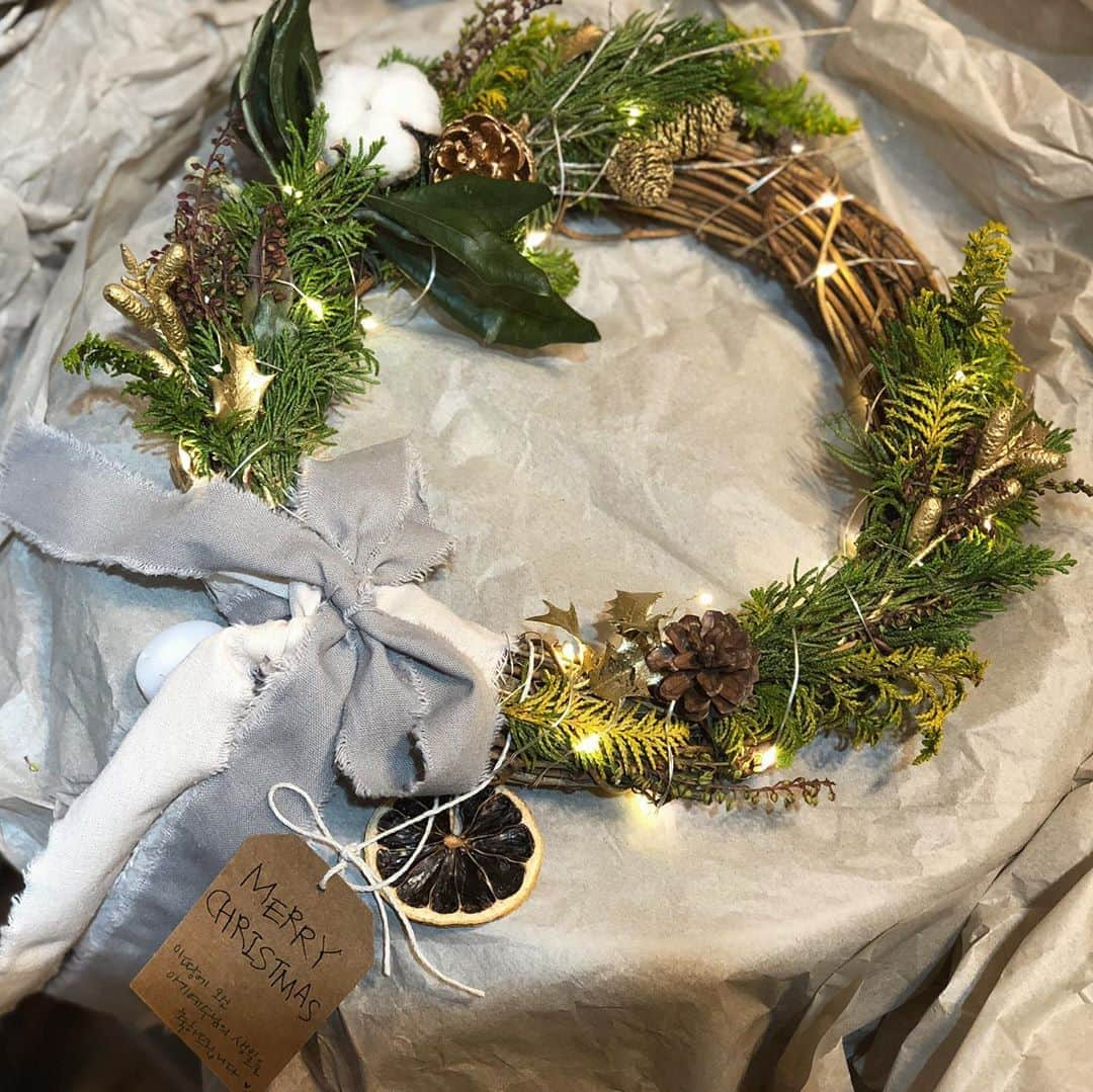 ユン・ウネさんのインスタグラム写真 - (ユン・ウネInstagram)「처음 만들었던 Christmas Wreath &garland decoration아이들☺️🤩Bye~잘가~🎄💕」12月15日 23時11分 - y1003_grace