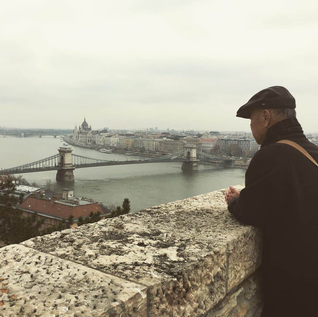 三角みづ紀さんのインスタグラム写真 - (三角みづ紀Instagram)「先月、ブダペストにて。ドナウ川と父。」12月15日 23時14分 - misumimizuki