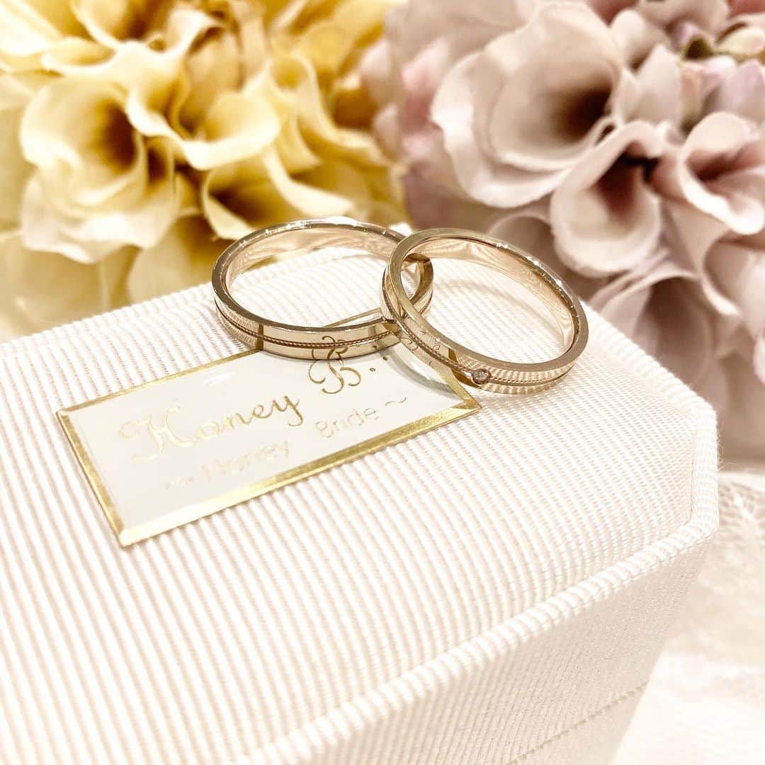 JKプラネット銀座.表参道.福岡|結婚指輪セレクトショップさんのインスタグラム写真 - (JKプラネット銀座.表参道.福岡|結婚指輪セレクトショップInstagram)「💍 @jkplanet.jewelry  Honey Bride《Lemon》 ブランド独自のカラー、ハニーイエローゴールド。 とても肌馴染みがいいので普段使いがとてもしやすいデザイン♪ 鍛造製法で作られた強度の強く変形しにくいマリッジリングです。 . JKPlanet（@jkplanet.jewelry）銀座本店・表参道店・横浜元町店・福岡天神店・熊本上通店・宮崎橘通り店・鹿児島天文館店にて取り扱い。 . #JKPlanet #JKプラネット #結婚指輪のセレクトショップ #HoneyBride  #ハニーブライド #結婚指輪 #マリッジリング #ブライダルリング #リング #ウェディング #結婚準備 #プレ花嫁 #ジュエリーショップ #宝石店 #銀座結婚指輪 #表参道結婚指輪 #原宿結婚指輪 #横浜結婚指輪 #福岡結婚指輪 #熊本結婚指輪 #鹿児島結婚指輪 #宮崎結婚指輪 #鍛造リング #プレ花嫁 #日本中のプレ花嫁さんと繋がりたい #結婚對戒 #結婚戒指  #結婚指輪探し #結婚指輪選び #weddingring」12月15日 23時16分 - jkplanet.jewelry