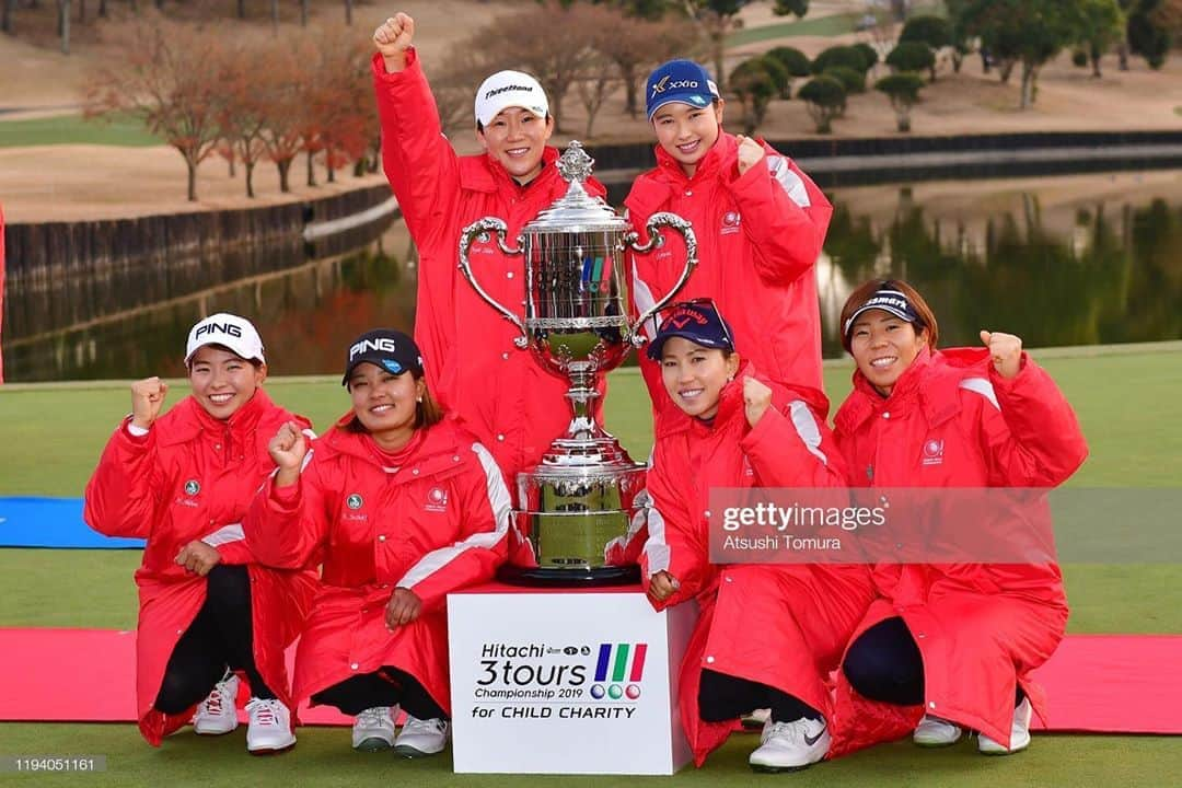 小祝さくらさんのインスタグラム写真 - (小祝さくらInstagram)「3tours LPGAチーム優勝する事が出来ました🌟 今年最後の試合で最高の締めくくりが出来本当に嬉しく思います☺️ 一緒にペアを桃子さんと組む事も出来とても良い経験もできました✨ まだまだ今年は課題が沢山残る1年でしたがまた来シーズンに向けて1つずつ課題をクリアしていける様に頑張ります👊 ありがとうございました！」12月15日 23時28分 - sakura_koiwai_official