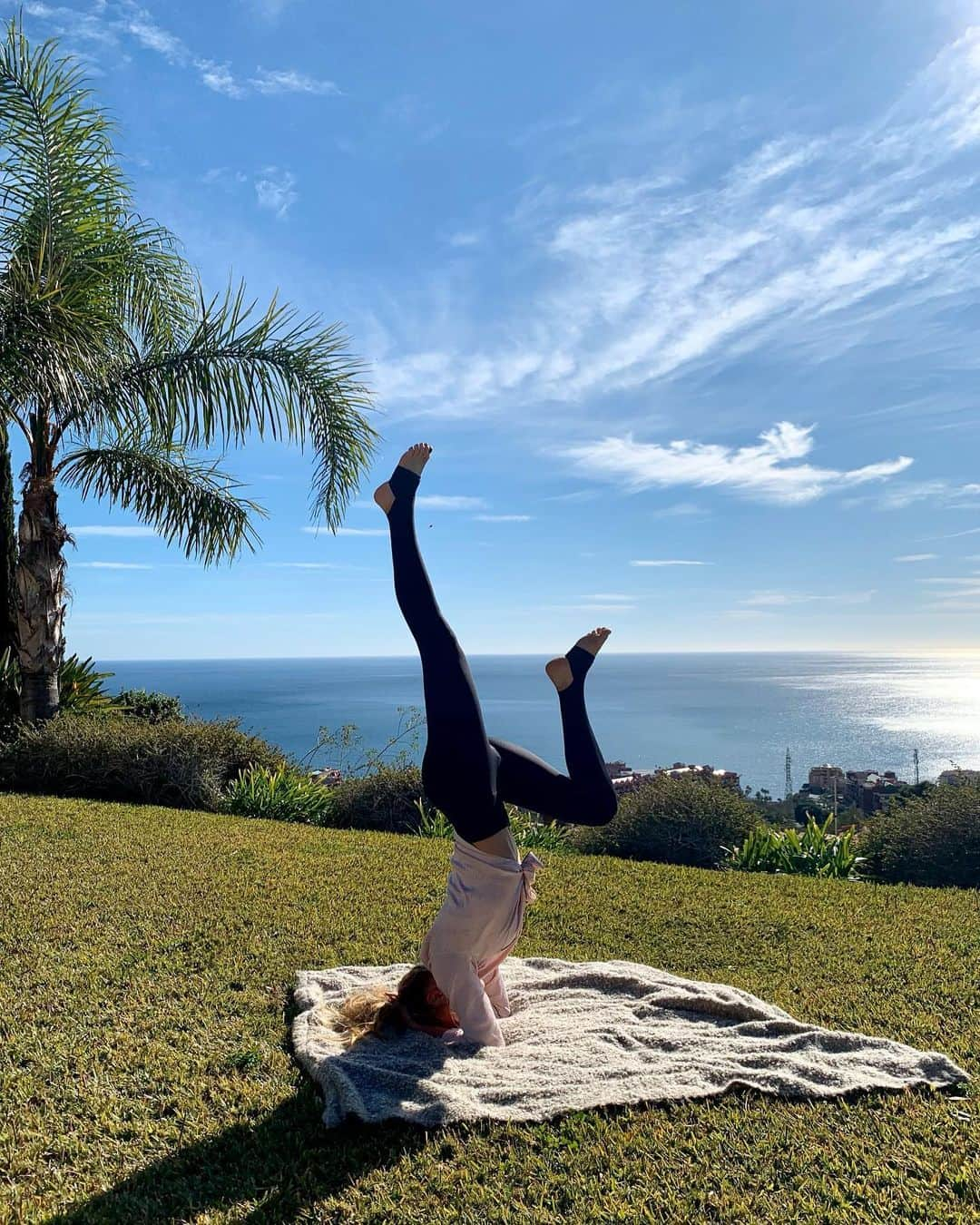 ダヤナ・ヤストレムスカさんのインスタグラム写真 - (ダヤナ・ヤストレムスカInstagram)「Sunday vibes ☀️ 💚💙🌱 #DY#DYteam#sunday#happymood#girl#balance#yoga#vibes#sundayfunday」12月15日 23時24分 - dayana_yastremskay