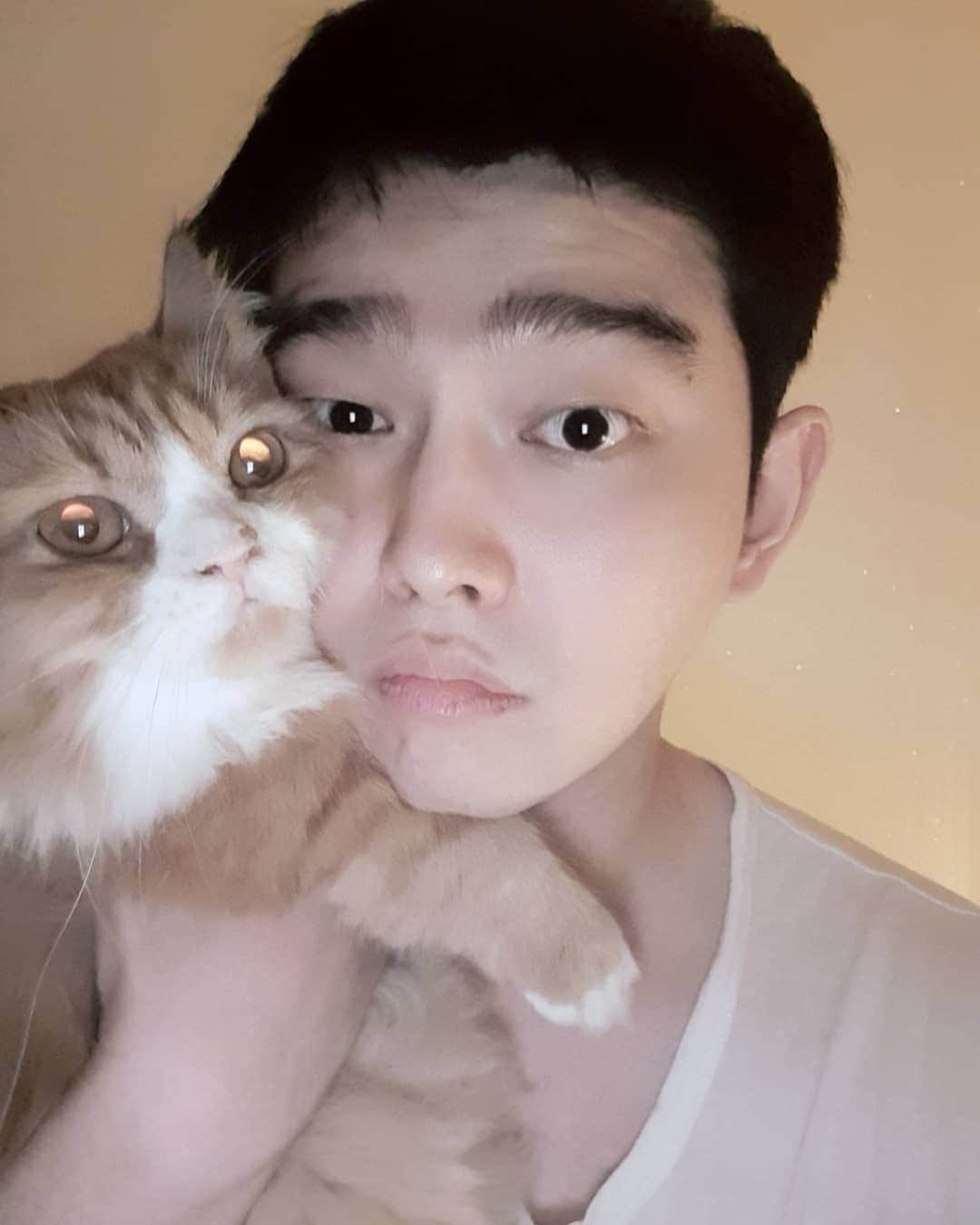 ユン・ギュンサンのインスタグラム：「#융몽상 머리길이 마치  10년전 전역날. . . . . 미안해 다 댓 달아주지못해서 앞으로 자주 댓글달께요! 다는 못 달아도! 자주!」