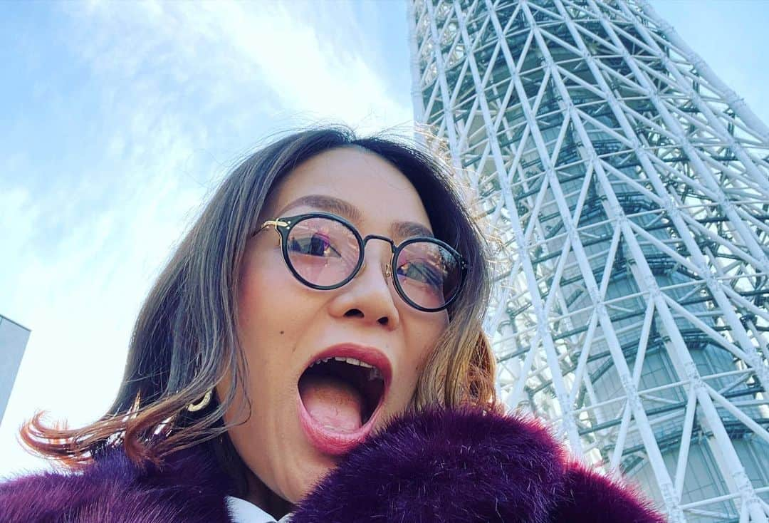 宮本美季さんのインスタグラム写真 - (宮本美季Instagram)「‪スカイツリーのたもと、テレビ東京のあったかパークにお越しくださった皆様ありがとうございましたー😊ホッカイロ大活躍！これいつ着るの？と友達にからかわれてたワインレッドのフェイクファーのロングコートをやっと衣装として着れた🤣寒い中最後までありがとー❤️ 素敵なクリスマスマーケット、ご家族で楽しめる場所でした！皆さん是非！  本日はローマイタリア管弦楽団とのツアーの宣伝で歌わせていただきました。来月からのツアー、皆様きてねー！！！😍👍‬ 初日は1月4日、東京文化会館大ホール❤️ #宮本美季　#ローマイタリア管弦楽団 #カラオケバトル  #テレ東」12月15日 23時26分 - mikivoice