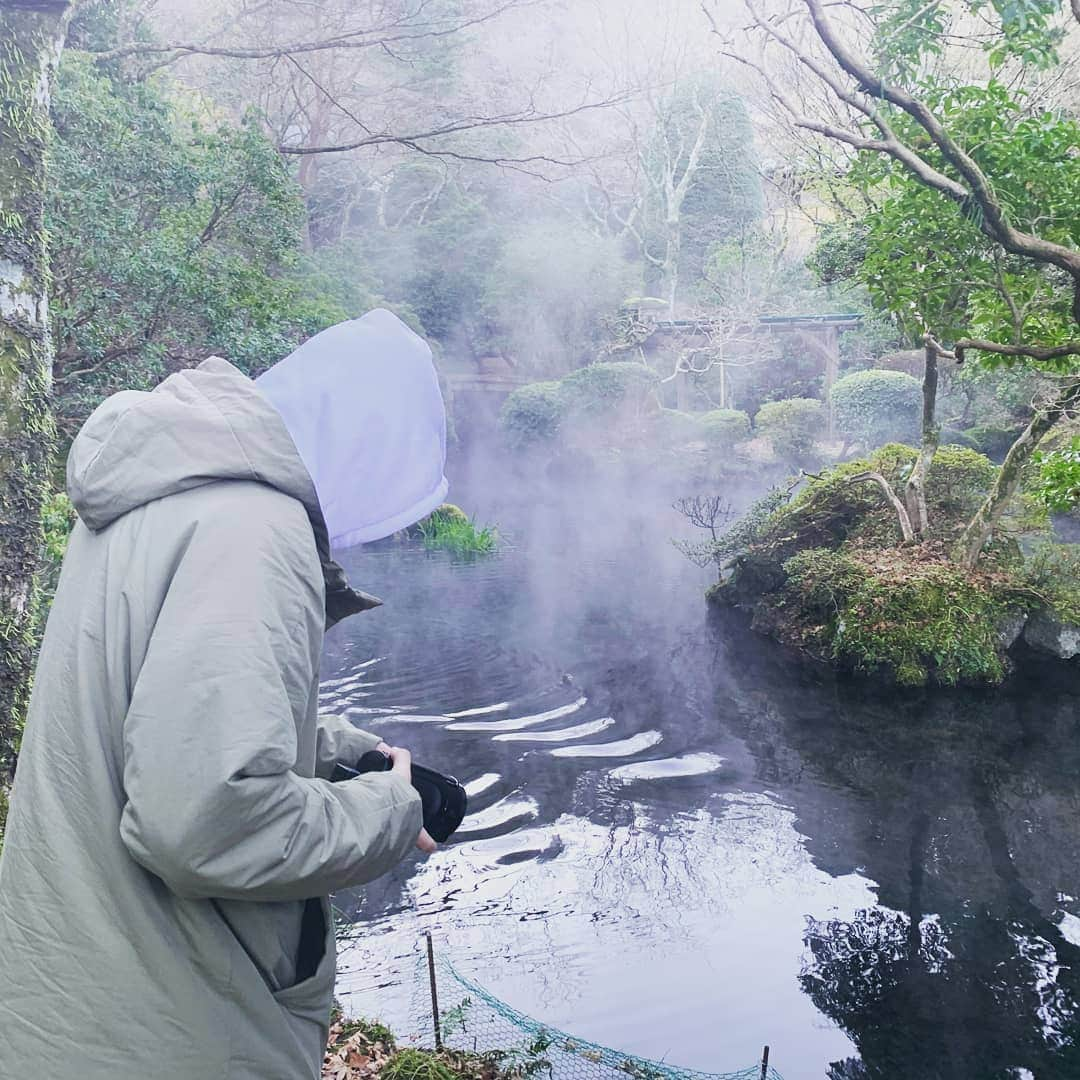 カンタさんのインスタグラム写真 - (カンタInstagram)「【旅行】  今年もトミーと二人で旅行に行ってまいりました！といっても行きたいといいつつトミーに準備してもらいました。ありがとうございます。2枚目はそんな写真です。  実は去年のこの企画からいろいろなことに対しての考え方が変わった気がします。あのときは自分たちが旅行する動画をメインチャンネルなんかに載せるほど自己満な動画なんて載せちゃだめだ。そんなことをしたらせっかく見に来てくれた人がいなくなってしまうかもしれない。なんて思ってたり、毎日投稿も辞めたら誰も見なくなっちゃうかな。とかそんな不安に駆られていた気がします。もちろんその不安も正しくて大切で、そういう誠実な気持ちがあるからこそ、こうやってたくさんの人に見ていただけるようになったのかなと勝手に思ってます。  ただやっぱり僕らも人間だし、人間らしいからこそ伝えられることもあるのかなと思うようになりました。  頑張ったらそりゃたまには旅行したい！とかたまには休みたい！とか（いまは毎日投稿がやりたいし、楽しませたいから逆に「休んで〜」ではなく載せろ！と言ってください）そんなことが言える関係性に視聴者さんとなりたいなと思ってます。つまり僕らはアイドルじゃない。アイドルのように感じる人もいることも感じますがそこまで期待に答える必要はないのかなと思います。もっと視聴者さんとの関係はラフでよくて、視聴者さんに見せる像は虚像じゃなくてリアルでダサくて欠陥があってもいいんだなーと思います。そりゃ人間だから大変な時は大変。やりたいことはやりたい。そんな中でもたくさんの人について来てもらえるような人になりたいと思うし、僕が尊敬する人はみんなそういう人だなと感じます。  来年は水溜りボンド二人ともアラサーだし、これからも二人で楽しいことをやるためによりリアルになってより身近になれて、そして面白いやつらになれたらいいなと思います。5年間ついてきてくれた人ありがとう。まだまだ頑張ります！  僕は5年間やって息抜きの大切さを学びました。そして周りの支えてくれる人たちの大切さももっとずっと感じるようになりました。」12月15日 23時31分 - kanta199404