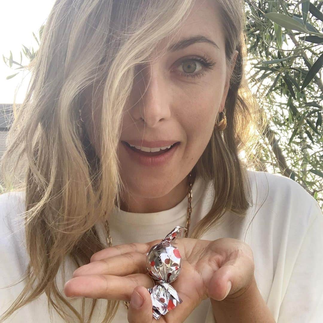 マリア・シャラポワのインスタグラム：「Sharing my top 5 Sugarpova flavors because it’s Sunday and just in case you haven’t perfected your stocking stuffers yet wink wink 😉  5 ✨ Rum Cherry Truffles. My favorite indulgent dinner party treat to gift or receive was the hard to find international chocolates with a cherry liquor filling. So during our initial truffle discussion, I might have mentioned unless we do rum cherry, we do nothing at all 😂. So here we are. It’s like a 24hour HAPPY hour not worth missing out on.  4 ✨Tennis gum balls. Our bestseller across the board. Our big daddy. They were the first product we ever launched. These cuties are exact little replicas of 🎾’s. From the lines across the body, to the ‘fuzz’ texture, they’ve resonated as the perfect gift item. They also come in a tennis can which is kind of ideal for a stocking stuffer. Just sayinnnggg. Fine, hashtag ad.  3✨Blue Raspberry Natural Gummies. Game changer in the gummie world. 👏🏻 Blue raspberry is generally not a natural flavor and it took us almost two years to develop the taste using natural ingredients. The aqua color was primarily achieved by using spirulina, a fresh water algae superfood. Just the scent of the gummies inside the bag is delizioso ( I’m in Italy, give me a break, it’s one of the three words I’ve learned)  2✨Chocolate covered gummies. It’s the combo you never knew you needed to try until...you just really really do. Creating the right lip mold that would then be dipped in chocolate was a task I’ll never quite recover from 😅 It’s one of our best selling products online.  1✨My personal MV(G)P (Most Valuable Guilty Pleasure) has to be the milk chocolate mousse bar we made for the dollar general store. Honestly it’s our best kept secret and if you live by one of the stores and picking up some Holiday ribbon, I’d give this puppy a try.. We had our team year-end review the other day and I told everyone NOT to send me any more even if I ask them to-I could not stop eating them. If you’ve a managed to read this through the end, hello 👋🏼 and thank you thank you 🙏🏻 for following the growth of this little candy baby. Last day for free shipping with orders over 39$ on sugarpova.com Ok byeeee 💋」
