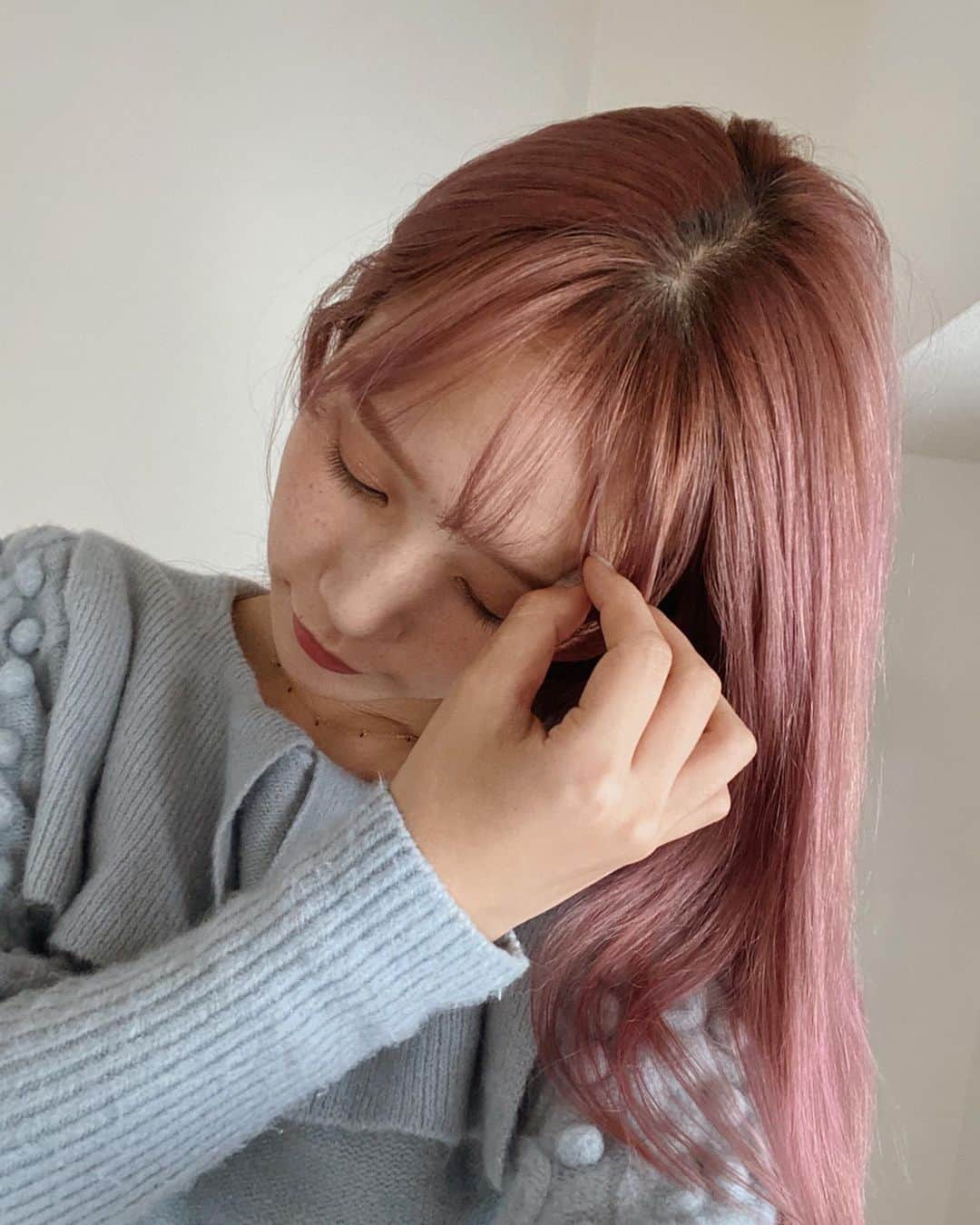 目見田早弥子のインスタグラム：「| ❄️ セーラー襟のカワイイknit。 肩のポップコーンと長いリブ袖もお気に入り。 柔らかくて肌触りが良いので 娘を抱っこしてもチクチクしなくて嬉しいです⚐ @honeymihoney_official #honeymihoney #honeymihoneystyle#ハニーミーハニー#セーラーニットプルオーバー#knit#ootd#honey164cm」