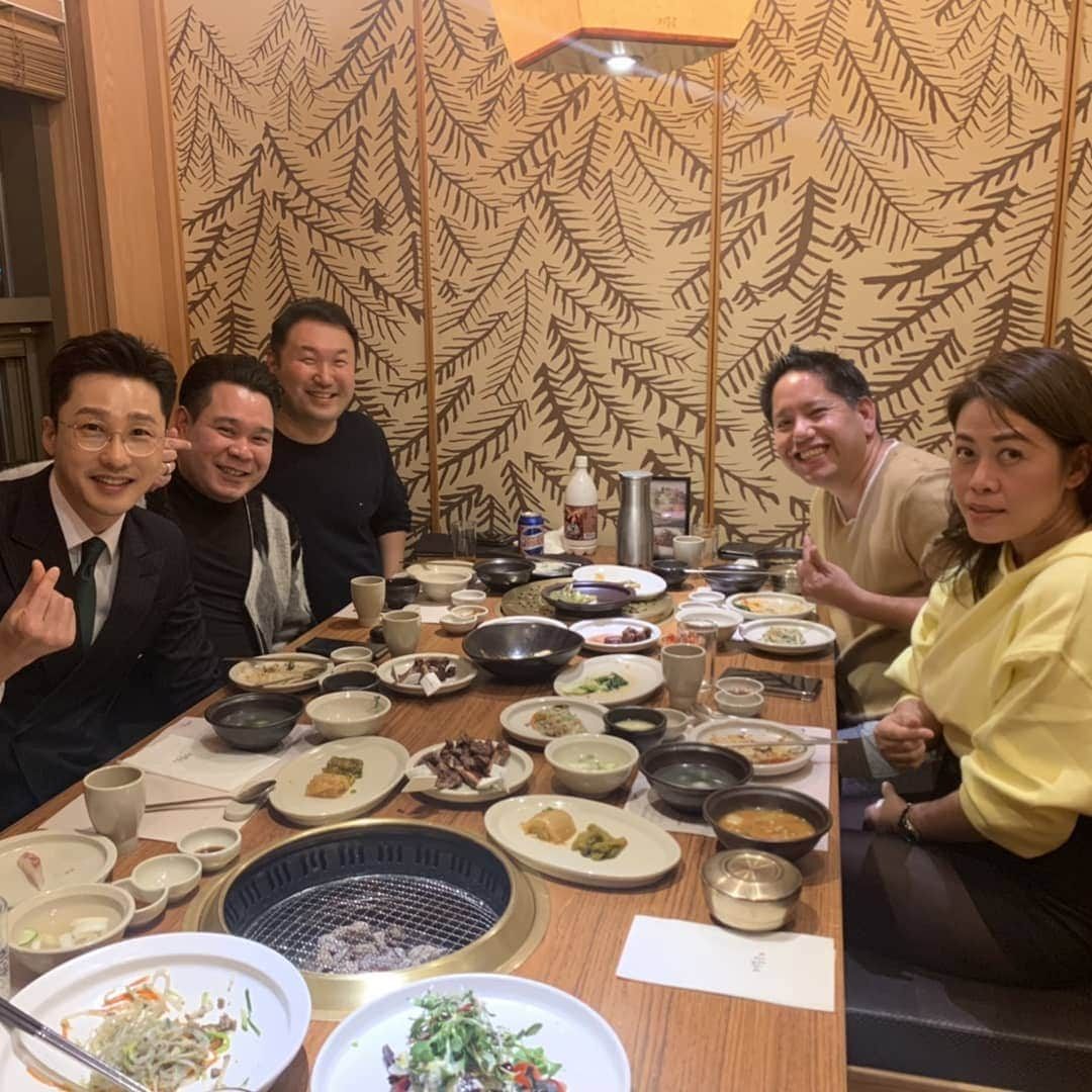 ファン・ドンジュのインスタグラム：「오랜만에 정장입고 외출!!!^^ 결혼식에 참석후...태국동생 릿!!! 친구부부가 푸켓에서 서울 나들이...즐겁고 행복했던 저녁시간!!!^^ 정말 넘 친절하고 유쾌한 친구들!!! 친구 동훈이 덕분에 첨 가본 송도...넘~~~좋다!!!^^ #태국친구 #송도 #저녁식사 #행복 #정장」