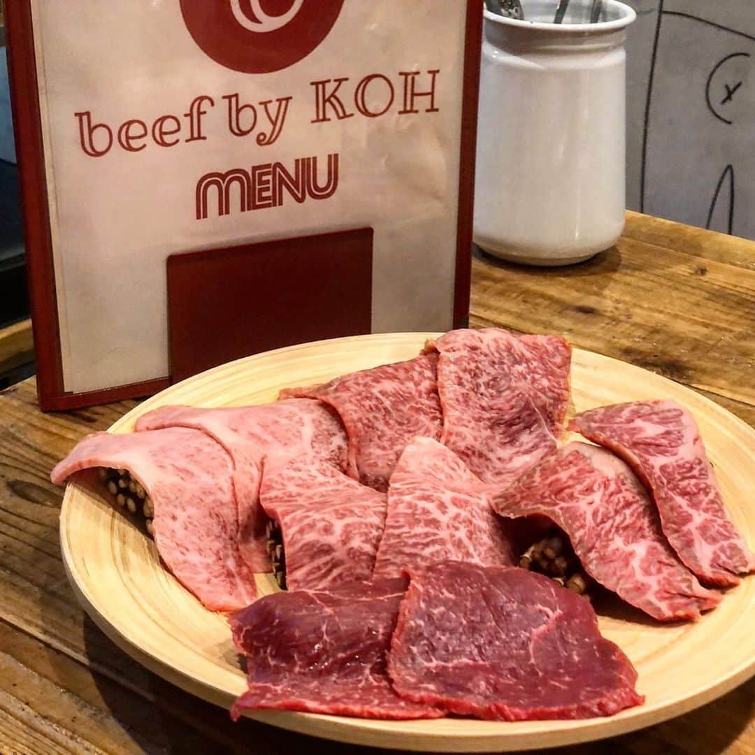 菊池かなこさんのインスタグラム写真 - (菊池かなこInstagram)「・ 広尾商店街の焼肉屋さん Beef by KOHへ🐮✨ @beefbykoh_official ・ NYのミシュラン店 Yakiniku takashiの副料理長 青山一丁目の青一の料理長でもあった、 KOHさんのお店です！ ・ テレビでもよく取材されてるらしく、 店内はサインがいっぱい！ ・ A5ランクの厳選されたお肉たち 一つ一つ感動する料理ばかり この日のメニューはこちら ・ ☑︎季節のナムル盛り ・ ☑︎宝石箱 (ローストビーフ丼) ローストビーフとウニを絡めて食べる、 見た目もキラキラしてまさに宝石箱💎 ・ ☑︎リブキャップとフォアグラのすき焼き 幸せの卵🥚双子の卵と絡めてぐつぐつ煮ていただきます 濃厚で美味しすぎる❤︎ ・ ☑︎肉ウニ 韓国海苔✖️ウニ✖️シソ ・ ☑︎和牛三種盛り ・ ☑︎マダガスカルバニラのソフトクリーム ・ 載せ忘れたけど 漫画のカイジの絵が壁にあって、 聞いてみたら店主さんがカイジの作者さんと親友だそう☺︎ ・ ランチもやってるのでまた行きます❤︎ ・ ・ 📍 beef by KOH 050-5594-3007 東京都渋谷区広尾5-3-12 田口ビル 2F ・ ・ ୨୧┈┈┈┈┈┈┈┈┈┈┈┈┈┈┈┈┈୨୧ #広尾グルメ #広尾肉 #beefbykoh #焼肉 #肉 #超絶 #宝石箱 #pr #コラボベース」12月15日 23時39分 - canana_kanako