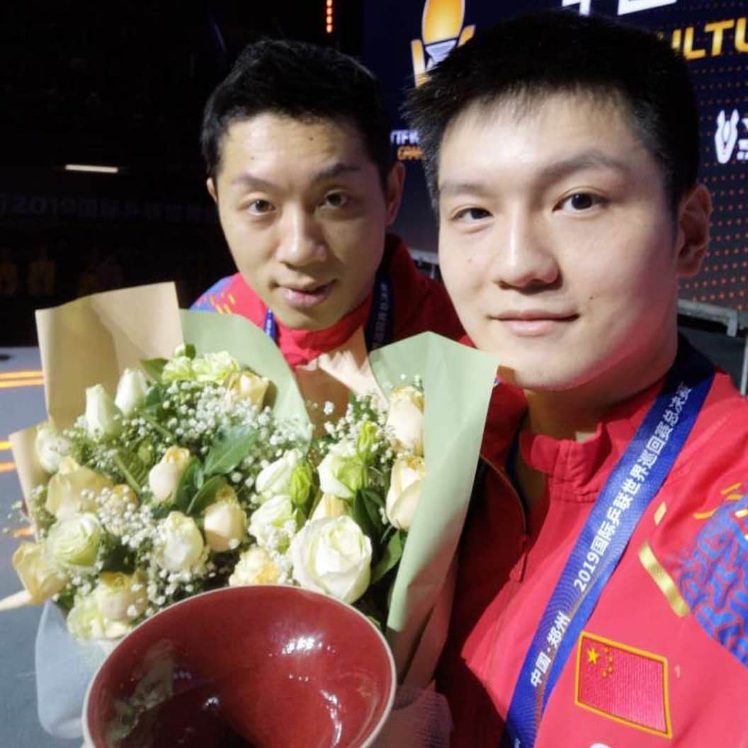 ITTF Worldさんのインスタグラム写真 - (ITTF WorldInstagram)「Send your Congratulations to all our 2019 #ITTFGrandFinals Champions! 👇 . 📸#GoldenSelfie😁」12月15日 23時39分 - wtt