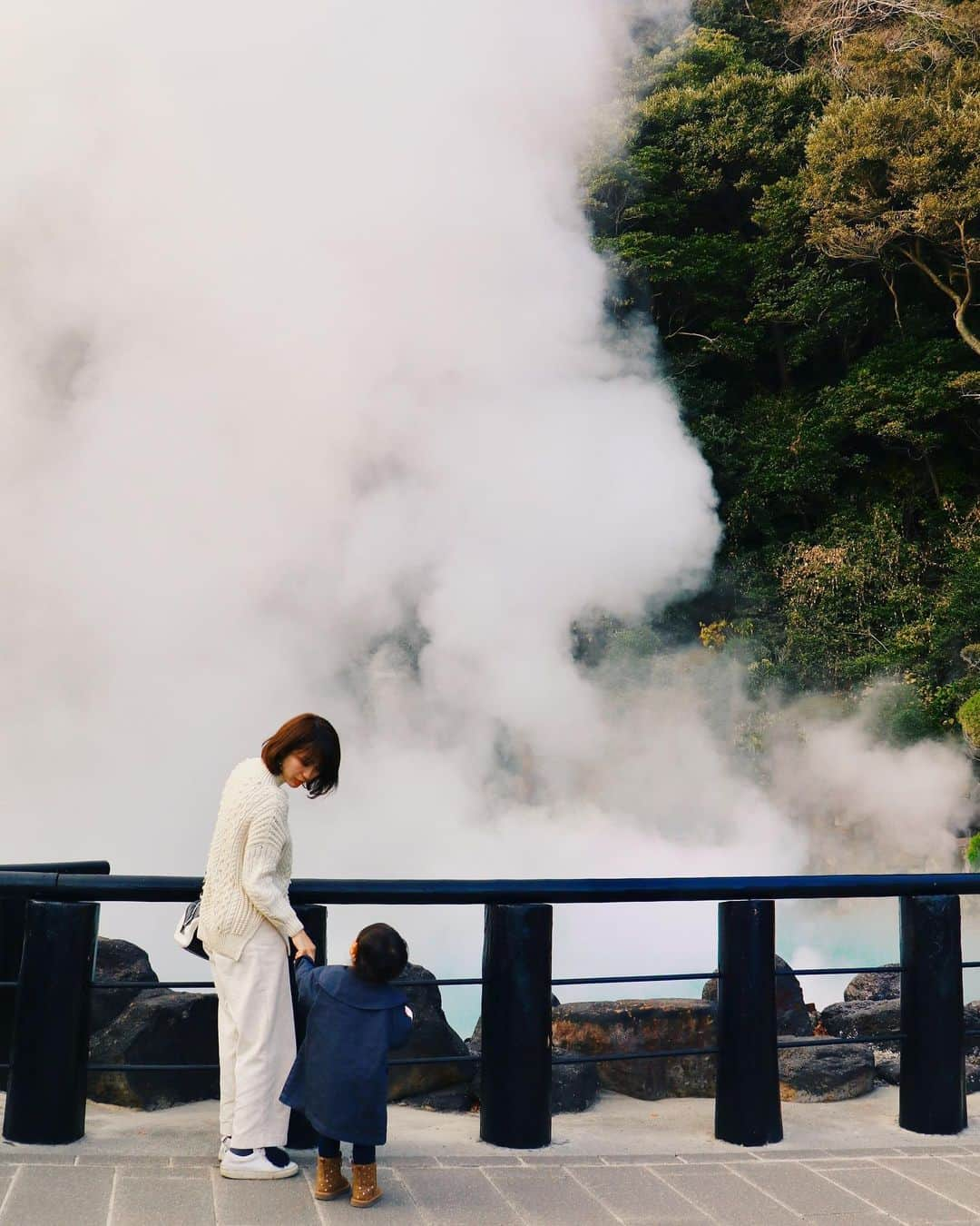 村上萌さんのインスタグラム写真 - (村上萌Instagram)「今日から、人生で2回目の大分出張。﻿ 週末と重なったので、前入りして別枠で母と娘も一緒に別府温泉へ…♨︎見渡す限り湯けむりの世界は、想像以上にすごかった。﻿ 途中休憩した、岡本屋売店。﻿ スーパーのチラシで折られた小箱に入った塩玉子、地獄蒸しプリンも美味しかった。﻿ 明日は大分市内に行く予定。﻿ インスタを見てくださってる方で、大分に所縁のある方がいたら、是非おすすめのお店や、見ておいた方が良いところ教えてください🍶﻿ ﻿ ﻿  #大分県 #別府温泉 #discoveroita」12月15日 23時40分 - moemurakami_