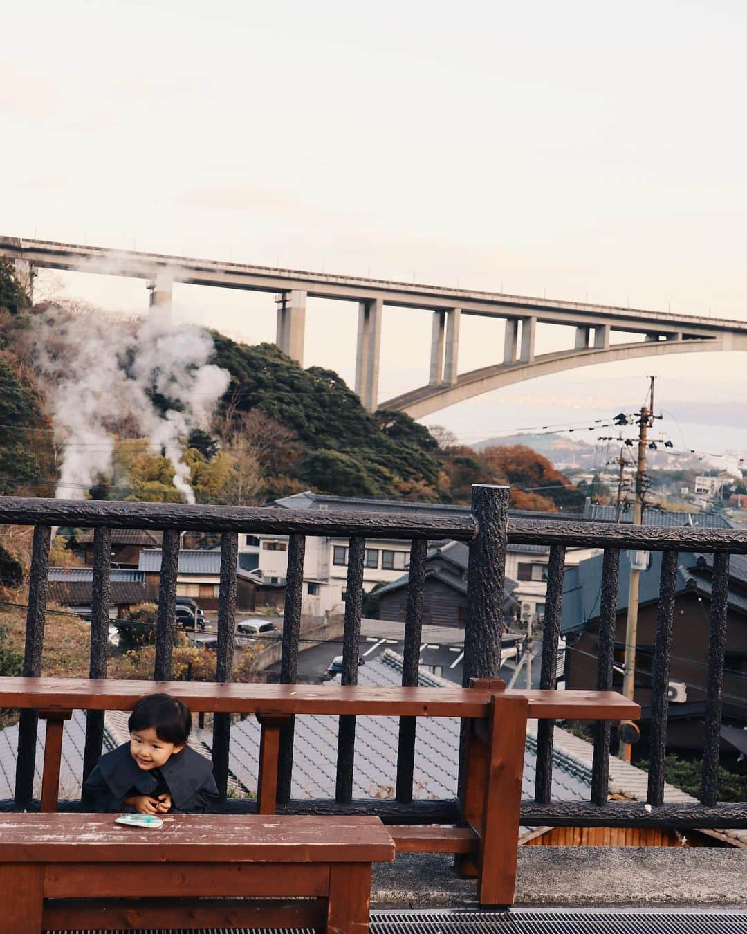 村上萌さんのインスタグラム写真 - (村上萌Instagram)「今日から、人生で2回目の大分出張。﻿ 週末と重なったので、前入りして別枠で母と娘も一緒に別府温泉へ…♨︎見渡す限り湯けむりの世界は、想像以上にすごかった。﻿ 途中休憩した、岡本屋売店。﻿ スーパーのチラシで折られた小箱に入った塩玉子、地獄蒸しプリンも美味しかった。﻿ 明日は大分市内に行く予定。﻿ インスタを見てくださってる方で、大分に所縁のある方がいたら、是非おすすめのお店や、見ておいた方が良いところ教えてください🍶﻿ ﻿ ﻿  #大分県 #別府温泉 #discoveroita」12月15日 23時40分 - moemurakami_