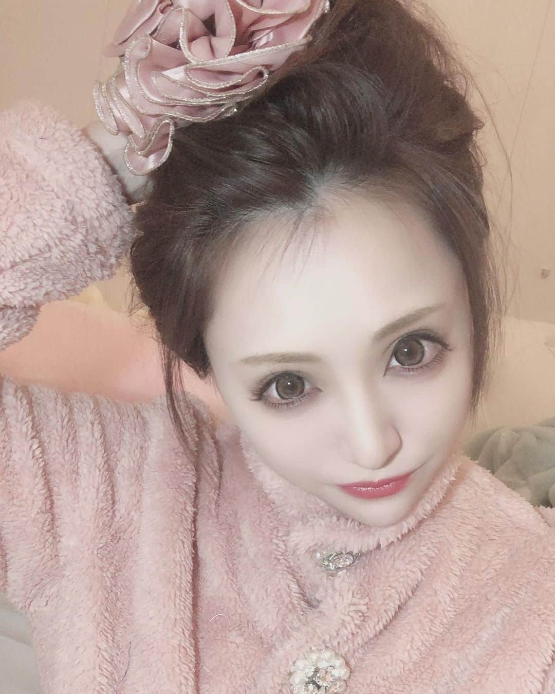 桜井莉菜さんのインスタグラム写真 - (桜井莉菜Instagram)「こんばんは。 デコッパチです🙋‍♀️ お風呂湧くまでの短い時間の インスタライブお付き合いありがとうございました💓 お昼の髪巻くだけのライブも🤣 最近全然インスタライブしてなかったのに急に1日に2回する奴🤪 質問多かったこのシュシュクリップ、色違いで2つ持ってるんだけど、どこで買ったものなのか… 昔から使ってる🤔 パジャマは @dress_sugar とコラボのコスプレのやつをパジャマにしてます💓 首までモコモコであったかくて今からのパジャマにマジでオススメ🤣💓 あ、3枚目の写真とか、加工でデコ広くしてるわけじゃないよ！ 自然ハゲだよ👶 4枚目のが、本来このパジャマについてくるクマミミカチューシャ🐻 カチューシャとしっぽは、パジャマにする時は邪魔なので 引き出しにしまってます🤣 さぁて。 お風呂も暇なので、ストーリーの質問コーナーでもするか迷う👻 とりあえずゲームと漫画読もうかな😋  #インスタライブ」12月15日 23時41分 - rina__sakurai