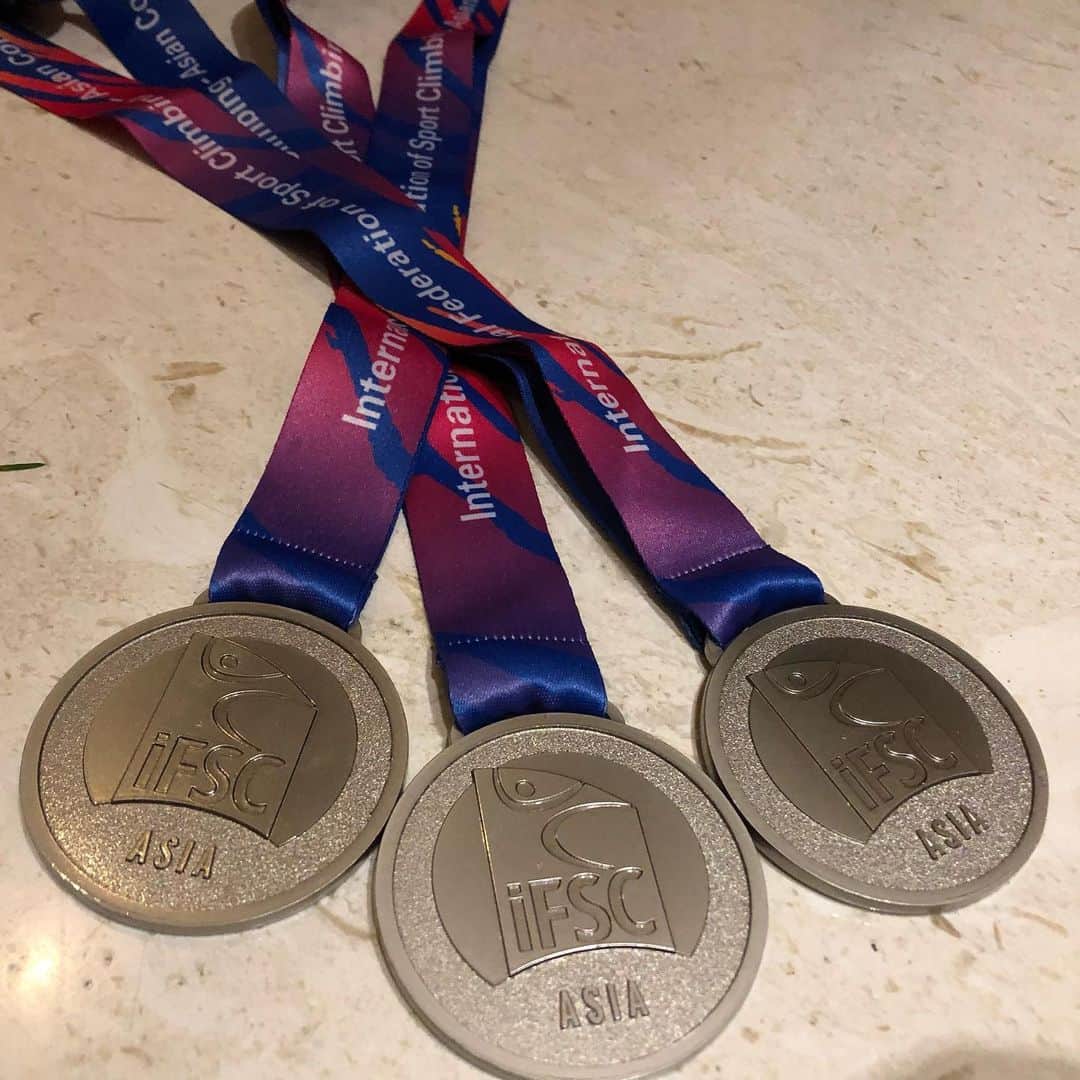 中村真緒のインスタグラム：「Silver collector in Asian youth championship🥈 ・ ・ ボルダー2位 リード2位 スピード2位 ボルダーは3連覇がかかっていたのに蓋を開けてみればこの結果。最後のユースの大会でのこんな終わり方は全然理想とは違く、自分でも自分自身の不甲斐なさに腹が立ちます。勝つことの難しさを改めて思い知らされました。 ・ ・ 2015年から参加したユースの大会もこの大会で最後。最高の締めくくりはできなかったけれど、この悔しさを糧にまた頑張ろうと思います。 ・ ・ @addfriction_startup @mudhand_cb @phiten_official @e9clothing_official @frictionlabs #climbing #bouldering #クライミング #ボルダリング #マオハンド」