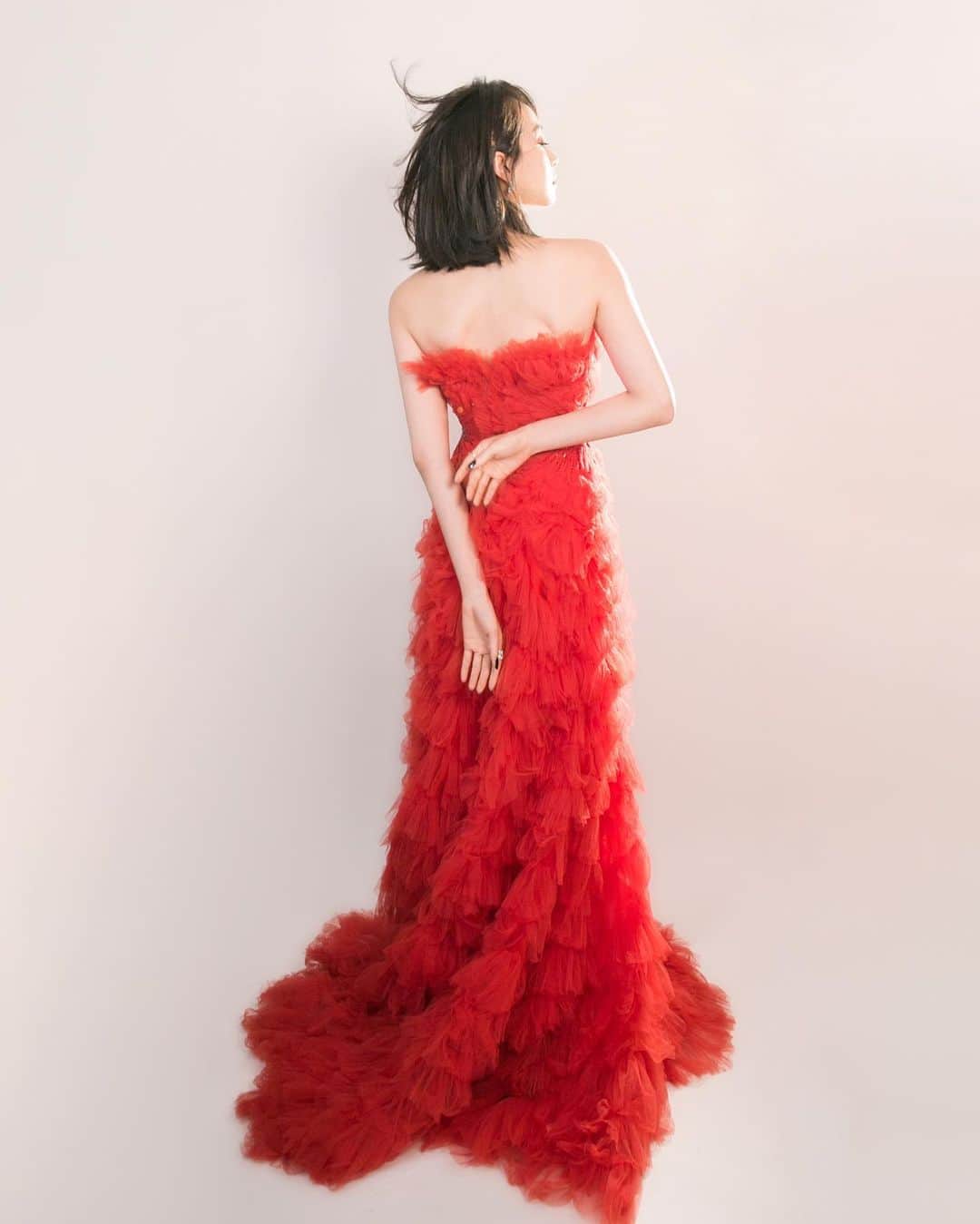 ビクトリアのインスタグラム：「❤️ 👗@yaninacouture 💍@cartier」