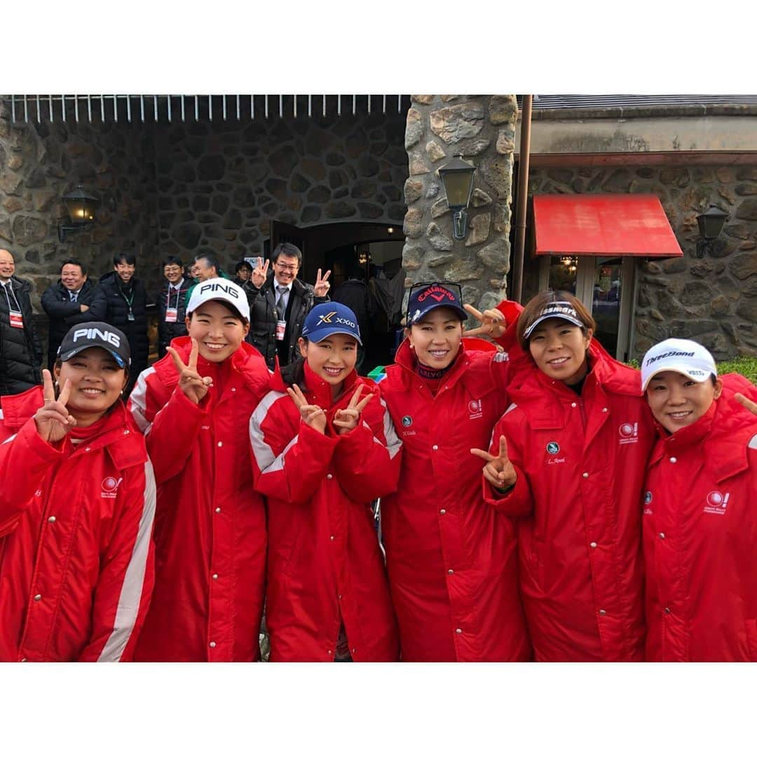 渋野日向子さんのインスタグラム写真 - (渋野日向子Instagram)「3tours。 LPGAチーム4年ぶりに勝つことができました！ 初めて出場させていただき、愛さんとチームになって戦うことができて本当に嬉しかったです！ 男子プロやシニアプロ、そして愛さんのプレーを間近で見て、とても勉強になりましたし、むしろ観客気分でした… 皆さま楽しんでいただけたでしょうか？🙂 私はチーム戦すごく楽しんでました😂 皆さま応援ありがとうございました🙂 #感謝🙂」12月15日 23時54分 - pinacoooon