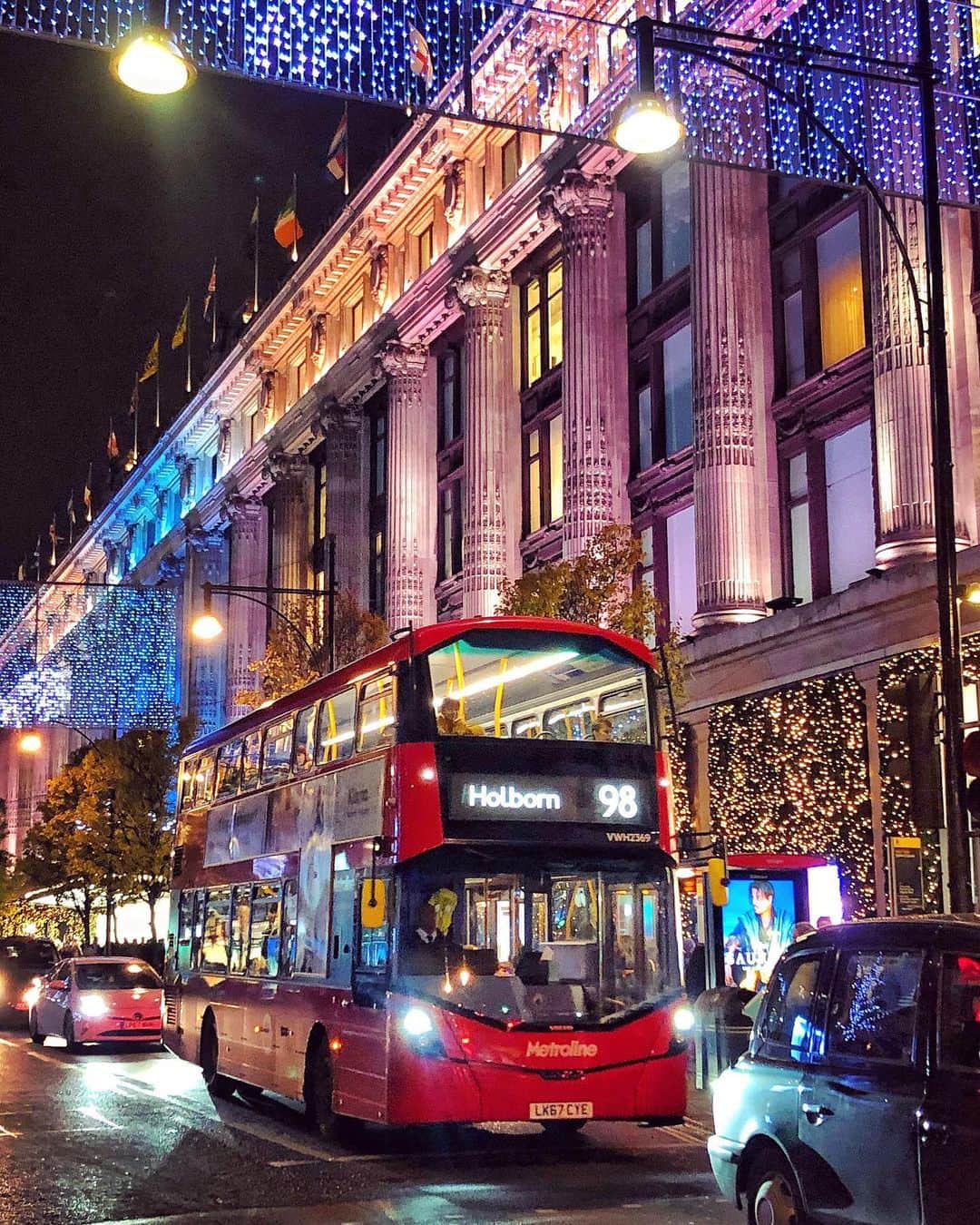 Seyda♥ Travel & Natureのインスタグラム：「Always sparkling #london 💙❤️💜💛 💖 #seydauk」