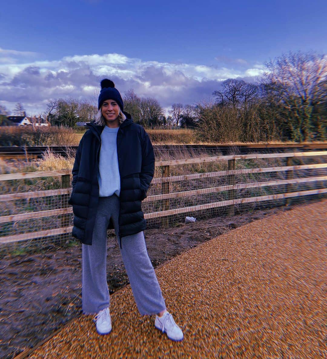 リンジー・シャープのインスタグラム：「Went for a walk to Costa. Got nothing. Came home. Made a hot chocolate. Sundays in Loughborough. xoxo」