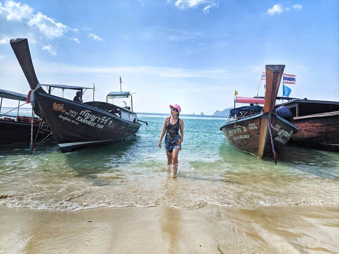 芳美リンさんのインスタグラム写真 - (芳美リンInstagram)「今回のタイ旅行の一番の目的地は、 #クラビ 🌊  こちらは、 #プラナンビーチ　✨  kkdayのツアーで#アイランドホッピング　しました✨  色々なビーチに連れて行ってもらえるのが楽しいよね✨  このノスタルジック溢れる船で回りました⛵🌊 #kkday#kkdayjp#pr﻿ #タイ﻿ #旅したくなるフォト  #海外旅行 #travelstagram #旅人 #lynn_trip #旅 #travelme  #traveler #トラベラー ﻿﻿ #旅好きな人と繋がりたい﻿﻿#ヒトサラハワイ#ヒトサラハワイお年玉キャンペーン  #travelholics﻿﻿ #thailand#pranangbeach #pranang#krabi #楽天トラベル2019ベストトリップ」」12月15日 23時53分 - lynn.lynn5