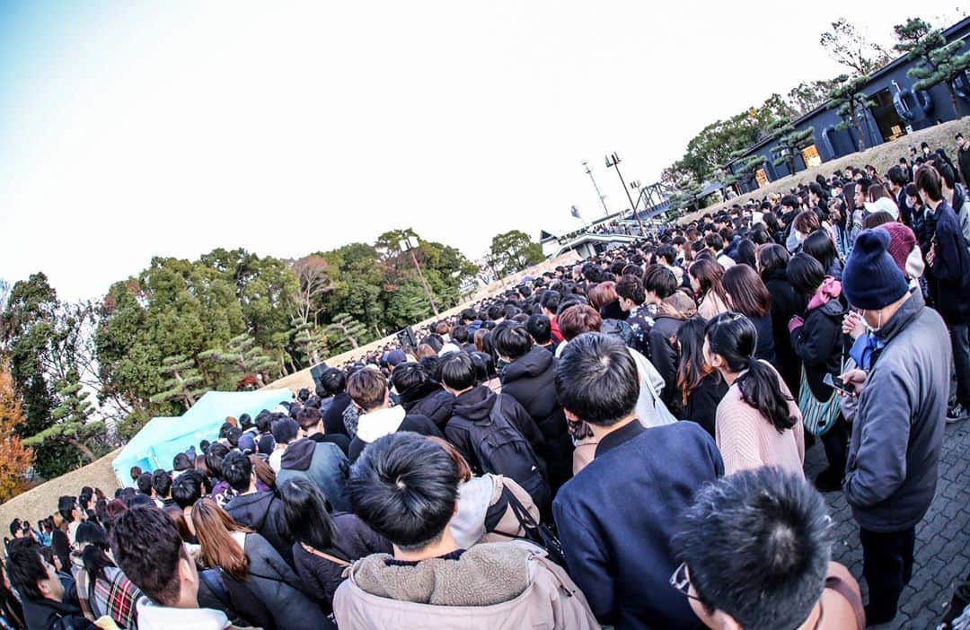 Novelbright（ノーベルブライト）さんのインスタグラム写真 - (Novelbright（ノーベルブライト）Instagram)「2019.12.15 @ 大阪城公園 3月から始めた路上ライブ。 最初は数人から始まり、徐々に増えていって今日は写真にも写り切らないほどの1000人以上の方に来てもらえました。 路上ライブで得られた経験はかけがえのない宝物になりました。 本当に沢山集まってくれてありがとう！ 今日約束した夢。大阪城ホールワンマン。 絶対叶えよう！！！ ・ #Novelbright #livephoto #路上ライブ #大阪  #大阪城公園 #城天 #大阪城ホール」12月15日 23時54分 - novelbright_jp