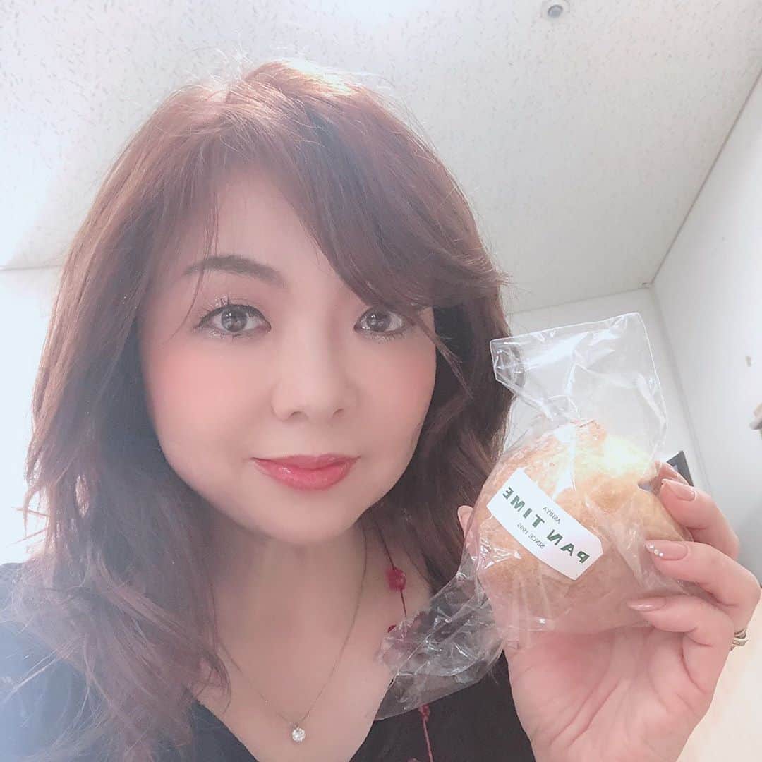 のインスタグラム：「大好きな芦屋のパンタイムの差し入れ頂きました！劇場出番前にお店行ってよかった〜！ 出番後にいただきました💕  #ハイヒールモモコ #👠 #👠🍑 #CHANEL #シャネラー #グルメ #SMOMO #エスモモ #セレクトショップ #福島駅近 #洋服 #アクセサリー #雑貨 #パンタイム」