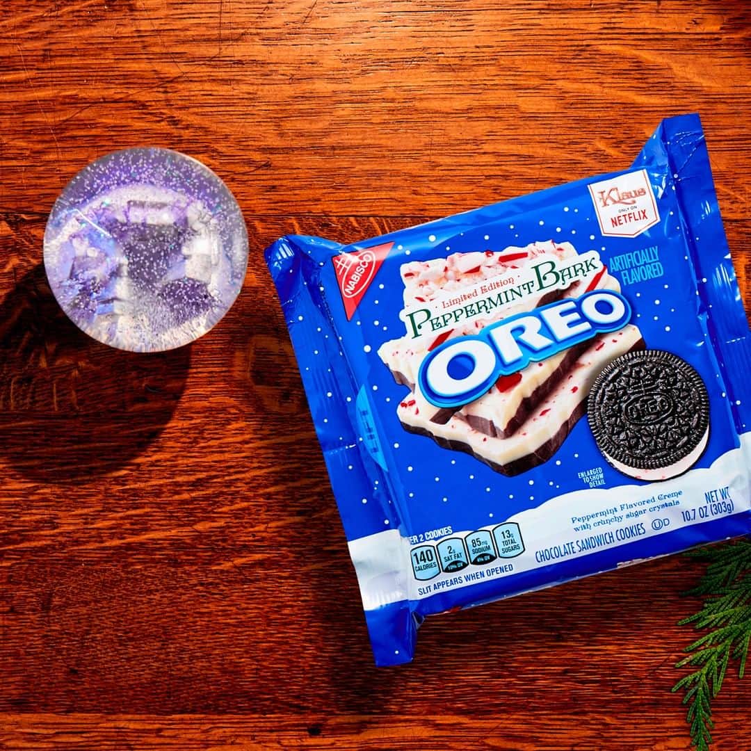 OREOさんのインスタグラム写真 - (OREOInstagram)「One bite and all you'll want for Christmas is Peppermint Bark OREO cookies 🤩 #OREOforSanta」12月16日 0時00分 - oreo