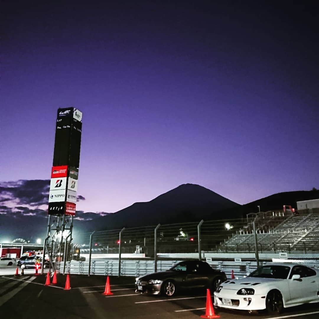 ピエール北川さんのインスタグラム写真 - (ピエール北川Instagram)「今日が、 今年の富士スピードウェイでの仕事納めでした❗ 帰るときの富士山は本当に美しかったなぁ😍 イベントも最高に楽しかった‼️ この環境に身を置かせてもらってる事に、ただただ感謝しかありません🙇 今回もお世話になった皆様、ありがとうございました‼️ お疲れ様でした‼️ #TGRF  #富士スピードウェイ」12月16日 0時11分 - pierrekitagawa