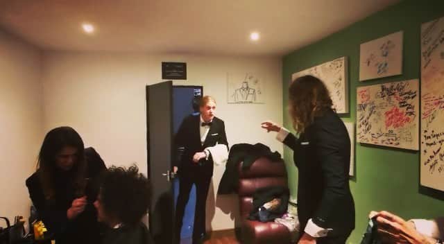 ルーファス・テイラーのインスタグラム：「Dan gets moody when he does his hair. Behind the scenes during the making of the Rock and Roll Deserves To Die video in July. #thedarkness」