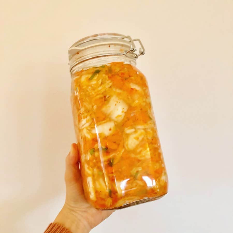 レイチェル・クーさんのインスタグラム写真 - (レイチェル・クーInstagram)「Friends who visit with a jar of homemade kimchi are always welcome @shootsandtendrils 🤗 Chocolate bark, chaumontais kisses (praline meringues) and many more edible gift ideas in all of my books. 🎁 What are your fav homemade foodie presents are 👇 📷 2 @ohmydeerblog 📷 3 @davidloftus . . . . . . . . . . . #rachelkhoo #rachelkhoorecipe #ediblegifts #RachelKhoosKitchenNotebook #mylittlefrenchkitchen」12月16日 0時20分 - rachelkhooks