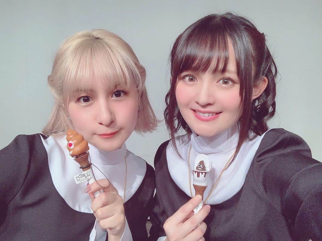 吉田有里のインスタグラム：「西神社第12巻発売記念イベント﻿ ご来場くださった皆様、ありがとうございました！﻿ ﻿ あいも変わらずお客さんをいじり、﻿ 人間力をはかったり、平成の歌を歌ったり、﻿ 爆弾を解除したり…盛りだくさんでしたね⛩﻿ お渡し会でも、たくさんおしゃべりしてくださって、ありがとうございました…✨✨﻿ ﻿ 皆さまにとって、楽しいイベントになっていたら、いいなぁ。﻿ ﻿ 初めましての方にも、お久しぶりの方にも、いつもの方にも、﻿ また2020年の西神社でお会いできますように！﻿ ﻿ #西神社 #西明日香 さん #吉田有里」