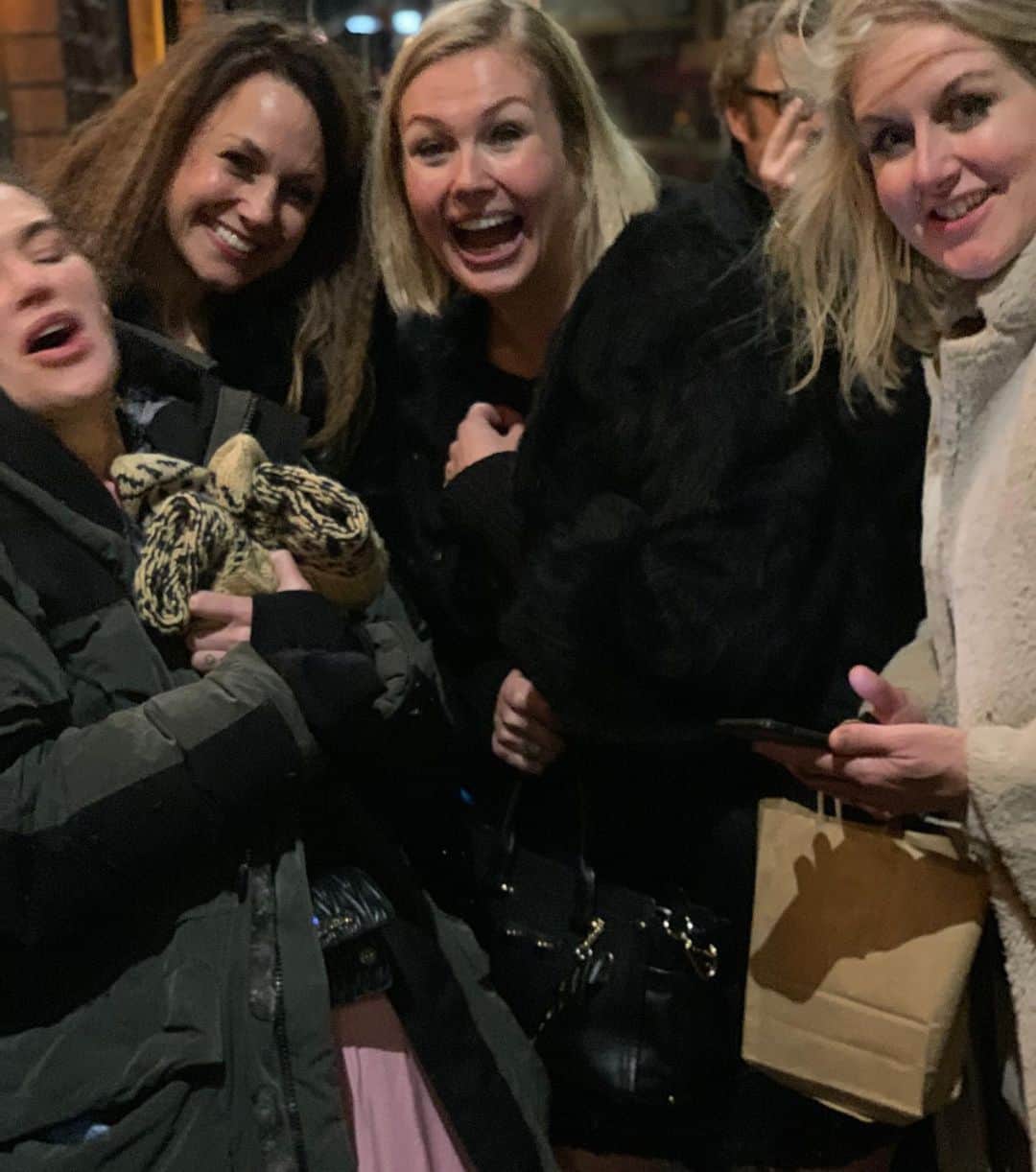 レナ・ヘディのインスタグラム：「Dos home slices @larissaavery ❤️@racheldeaconart ❤️ had a big old birthday last night. Here’s us waiting for cabs in the early doors... @stevefurst01 You and your bunch of BRILLIANT LOONS WERE JUST BONKERS PERFECTION @sink_the_pink YOU WERE FIERCE AS FUCK ..10’S ACROSS THE BOARD 🥳🥰🥰🥰🤩🌈 we all had a banger Thankyou and goodnight 😘 I’m holding my  socks. The end ✌️」