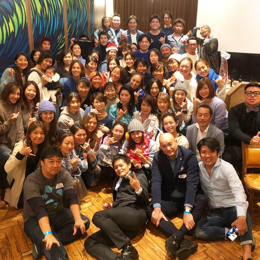 田中律子さんのインスタグラム写真 - (田中律子Instagram)「日本サップヨガ協会🏄‍♀️ @japansupyogaassociation 令和元年忘年会〜〜🤩🌞 北から南までたくさんの愛しいイントラ大集合ーー🙌😍 AED講習会から、協会勉強会、そして忘年会と長い1日ーー🤗  みんなと会えて、ハグして、笑って乾杯して、本当に最幸な1日でした❤️幸せ死に🤣  桜木町の　@manoa_aloha アロハテーブル貸し切って忘年会でしたが、協会のロゴマークに5周年、そして私の独立もお祝いしたとっても素敵なケーキをアロハテーブルからサプライズプレゼント🎂もー嬉しすぎて死んだ😆  @zettoninaken  イナケン @sukeshin1023  シンさん 本当にありがとうございました❤️律子は幸せ過ぎ😍  参加してくれたイントラ、参加出来なかったイントラのみんなも、今年1年本当にありがとう🙏みんなと出会えて私は幸せだよー❗️これからもずっとよろしくね❤️ あぁー、協会を立ち上げて、大変なことも、辛いことも、色々あったけど、わたしは、わたしの好きなこと、わたしの楽しいことを貫き通して、それを追求して求めて、それを伝えていきたい🙌  私のビジョンを、イマジネーションを、インスピレーションを、この素敵な仲間たちの個々のエネルギーを、もっともっと集めて、ワクワク、ドキドキ、最幸なところに愛とともに飛び込むぞー❤️ #日本サップヨガ協会  #日本サップヨガ協会理事長  #jsya #supyoga  #supyogagirl  #忘年会  #最高な仲間  #ヨガ好きな人と繋がりたい  #仲間になりませんか  #今年もありがとう  #来年もよろしくね  #alohatable」12月16日 0時28分 - ri2kotanaka