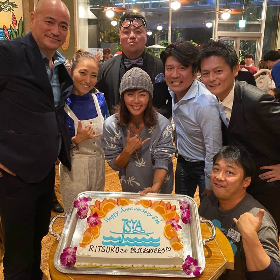 田中律子さんのインスタグラム写真 - (田中律子Instagram)「日本サップヨガ協会🏄‍♀️ @japansupyogaassociation 令和元年忘年会〜〜🤩🌞 北から南までたくさんの愛しいイントラ大集合ーー🙌😍 AED講習会から、協会勉強会、そして忘年会と長い1日ーー🤗  みんなと会えて、ハグして、笑って乾杯して、本当に最幸な1日でした❤️幸せ死に🤣  桜木町の　@manoa_aloha アロハテーブル貸し切って忘年会でしたが、協会のロゴマークに5周年、そして私の独立もお祝いしたとっても素敵なケーキをアロハテーブルからサプライズプレゼント🎂もー嬉しすぎて死んだ😆  @zettoninaken  イナケン @sukeshin1023  シンさん 本当にありがとうございました❤️律子は幸せ過ぎ😍  参加してくれたイントラ、参加出来なかったイントラのみんなも、今年1年本当にありがとう🙏みんなと出会えて私は幸せだよー❗️これからもずっとよろしくね❤️ あぁー、協会を立ち上げて、大変なことも、辛いことも、色々あったけど、わたしは、わたしの好きなこと、わたしの楽しいことを貫き通して、それを追求して求めて、それを伝えていきたい🙌  私のビジョンを、イマジネーションを、インスピレーションを、この素敵な仲間たちの個々のエネルギーを、もっともっと集めて、ワクワク、ドキドキ、最幸なところに愛とともに飛び込むぞー❤️ #日本サップヨガ協会  #日本サップヨガ協会理事長  #jsya #supyoga  #supyogagirl  #忘年会  #最高な仲間  #ヨガ好きな人と繋がりたい  #仲間になりませんか  #今年もありがとう  #来年もよろしくね  #alohatable」12月16日 0時28分 - ri2kotanaka