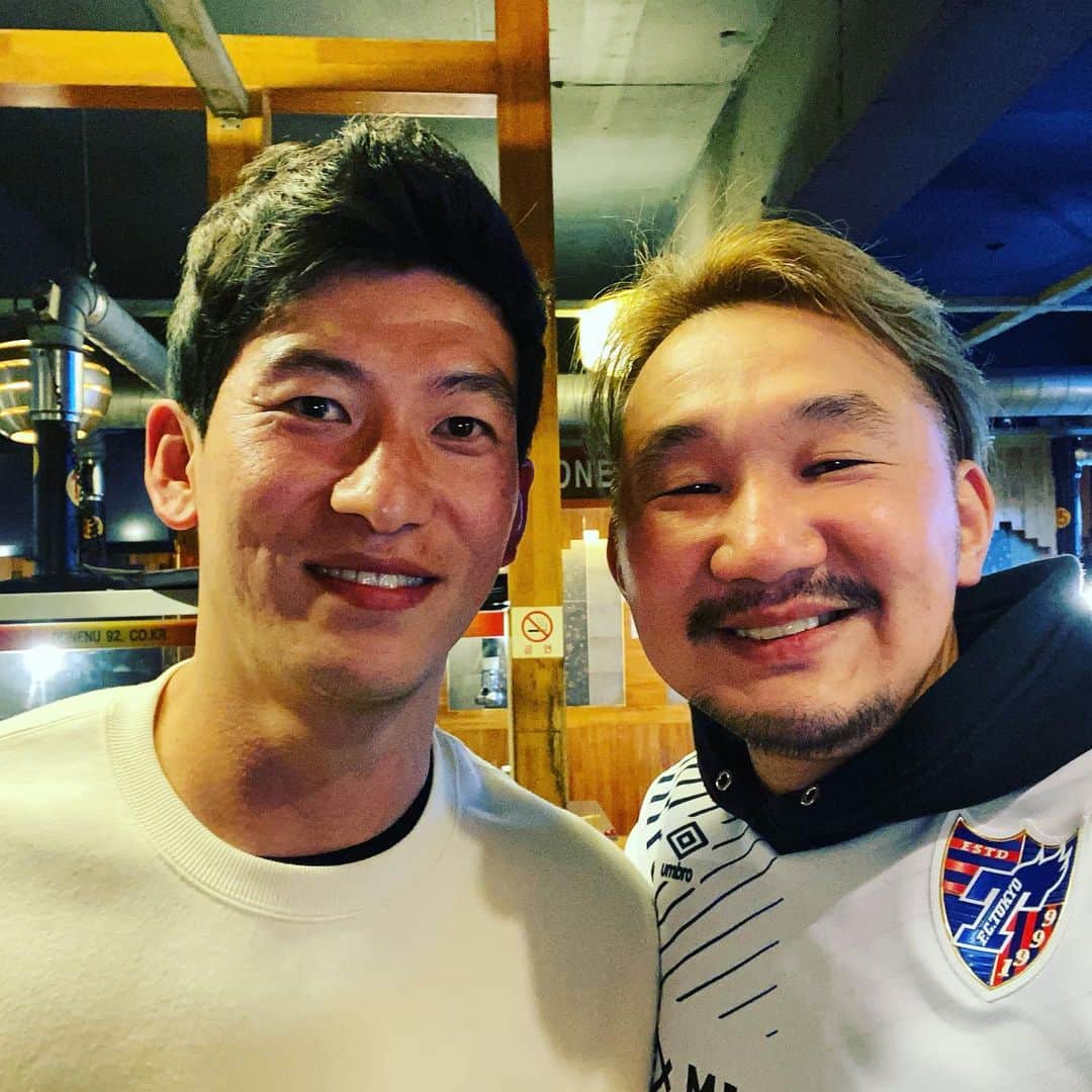 植田朝日のインスタグラム：「🇯🇵🇰🇷﻿ ﻿ 韓国vs中国の後は元FC東京の"チャン"ことオ・ジャンウンと焼肉‼️﻿ ﻿ 実は余り話した事なかったんだけど、今年、Facebookで繋がって初めてのデート！w﻿ ﻿ 想像通り最高に良い奴だったよ‼️﻿ ﻿ もう一生のチングだね！笑﻿ ﻿ そして、メッセージとACL蔚山対策も貰ったんで今度YouTubeにアップするね。﻿ チャン、カムサムニダ‼️ ﻿ #tokyo12 #チャン #朝日旅 #韓国遠征 #釜山遠征 #韓国代表 #E1」