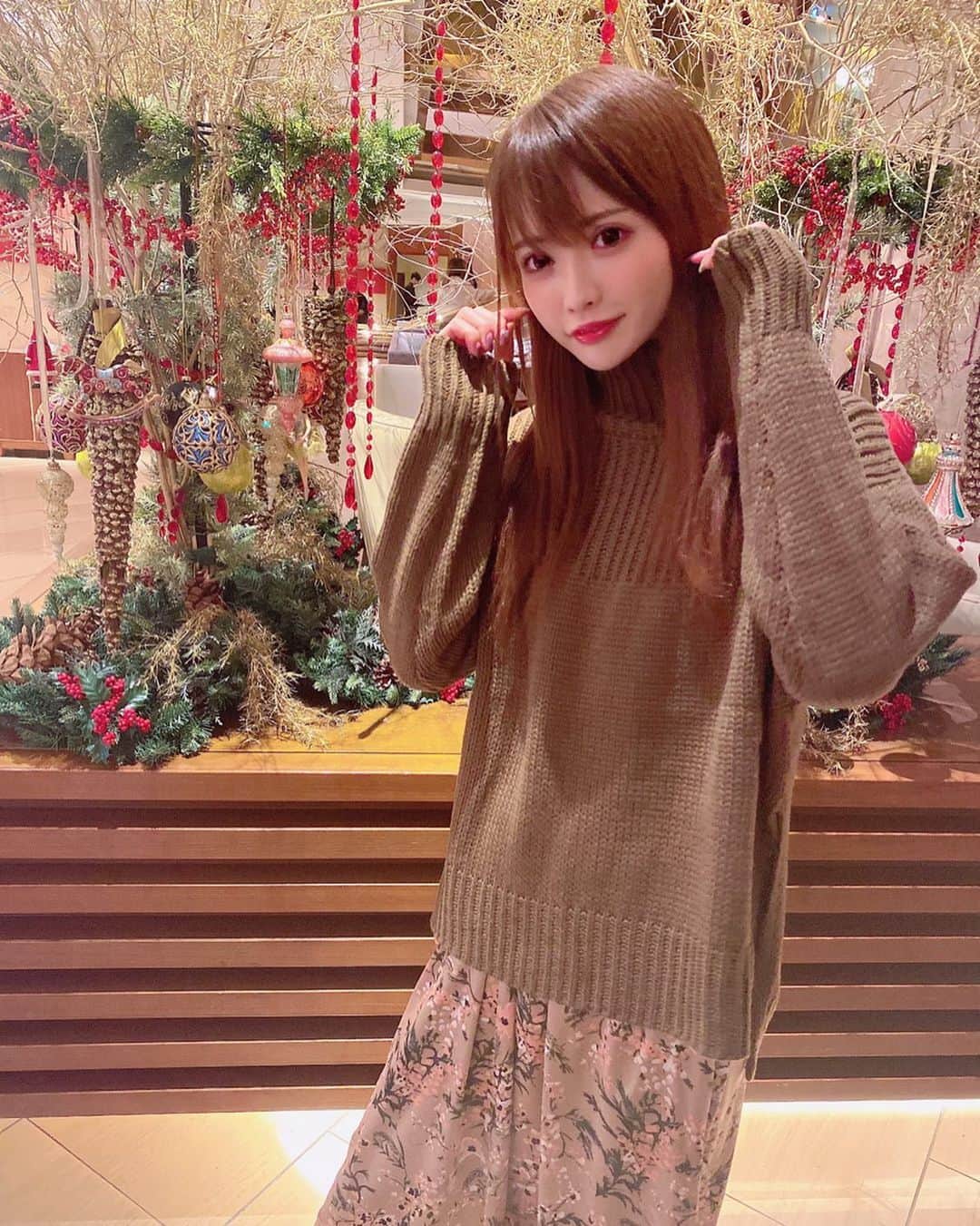 優月美羽さんのインスタグラム写真 - (優月美羽Instagram)「クリスマスみたいで可愛い🥰💓 歩いてるだけでキラキラだったよ〜(*˙꒳˙*)✦* よくわからないポーズだけど笑 . #ootd #神戸レタス #クリスマス #xmastree」12月16日 0時24分 - miu.yuzuki