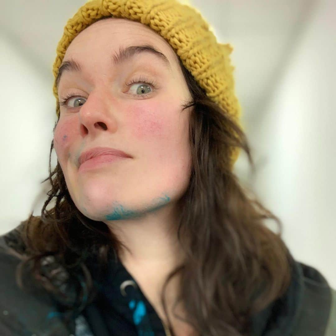 レナ・ヘディのインスタグラム：「Pre party ... We shot a music video... It was not easy but I think we made some magic. Collaborators @jonmuschamp You, sir, are a genuis. Hope you had over 20 drinks.  GOAT @maisie_williams and My favorite scouser with skillz off the richter James Nelson Joyce.  @nicola6190 @ugnec  FUCK KNOWS HOW WE DID ALL THAT BUT WE DID😅🤪🥳」