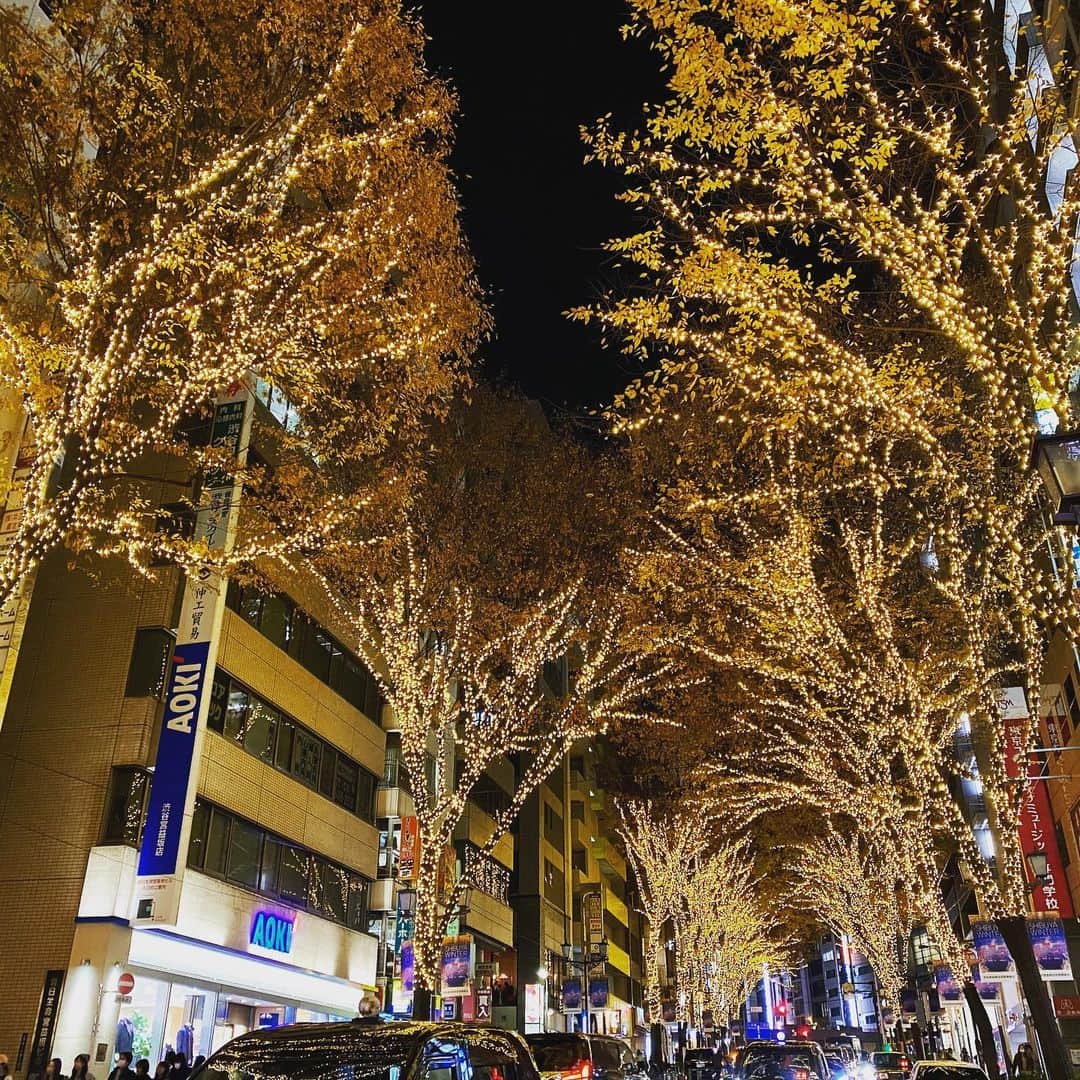 牛窪万里子さんのインスタグラム写真 - (牛窪万里子Instagram)「渋谷のイルミネーションがキレイ。  #渋谷 #イルミネーション #もうすぐクリスマス」12月16日 0時30分 - mariko_ushikubo