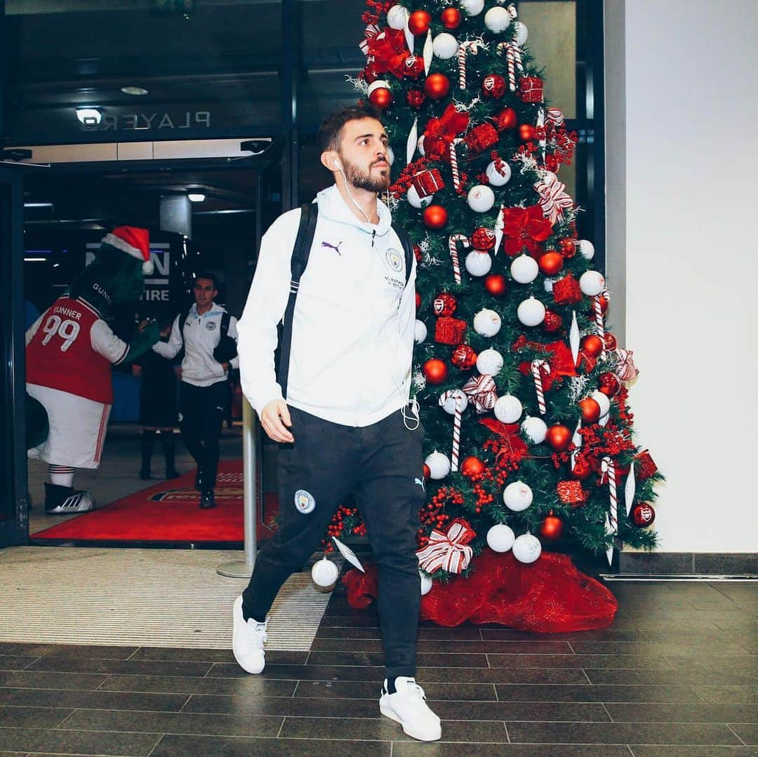 マンチェスター・シティFCさんのインスタグラム写真 - (マンチェスター・シティFCInstagram)「Gather around the Christmas tree 🎄 ⁣ ⁣ ⁣ ⁣ ⁣ ⁣ ⁣ #mancity #arsmci」12月16日 0時41分 - mancity