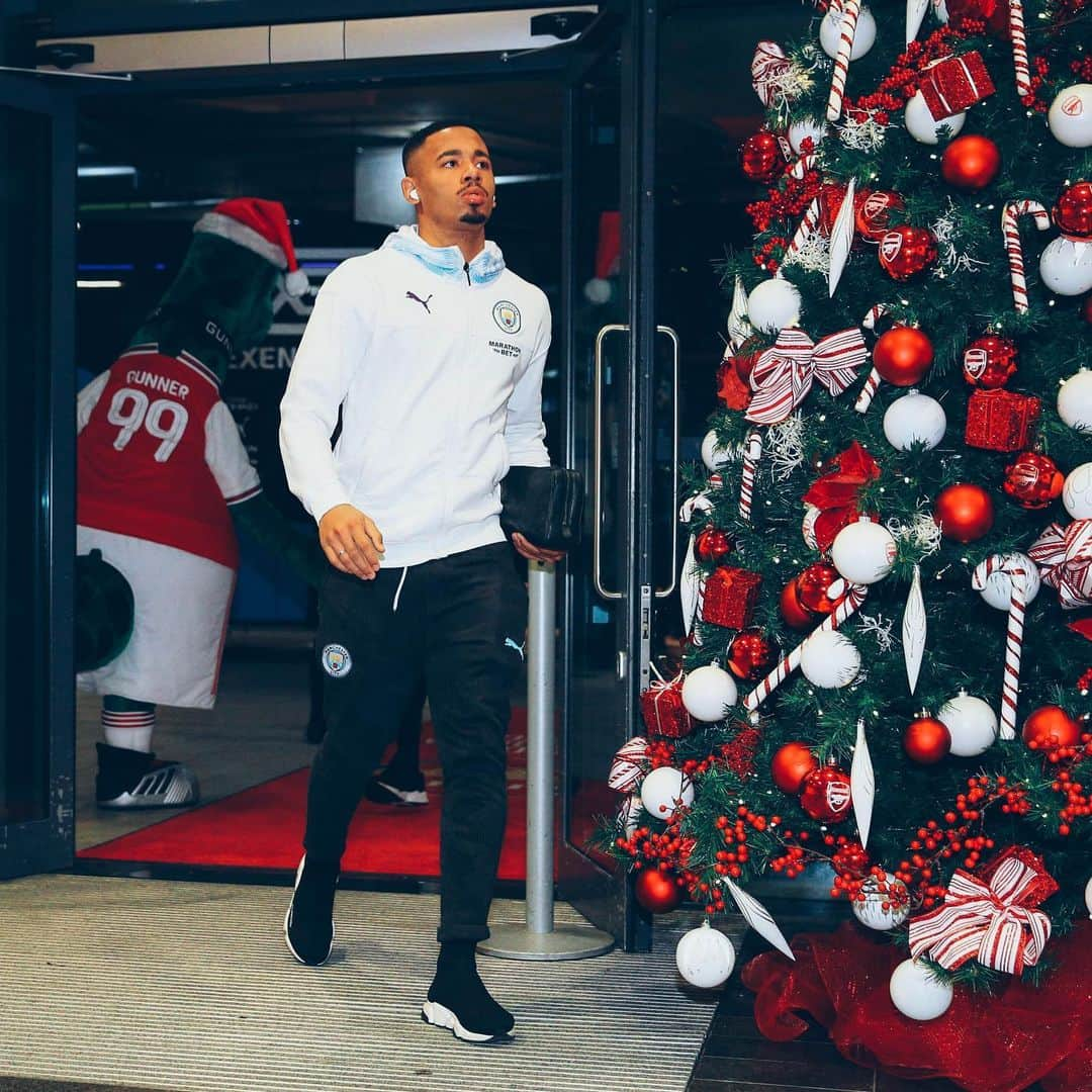 マンチェスター・シティFCさんのインスタグラム写真 - (マンチェスター・シティFCInstagram)「Gather around the Christmas tree 🎄 ⁣ ⁣ ⁣ ⁣ ⁣ ⁣ ⁣ #mancity #arsmci」12月16日 0時41分 - mancity